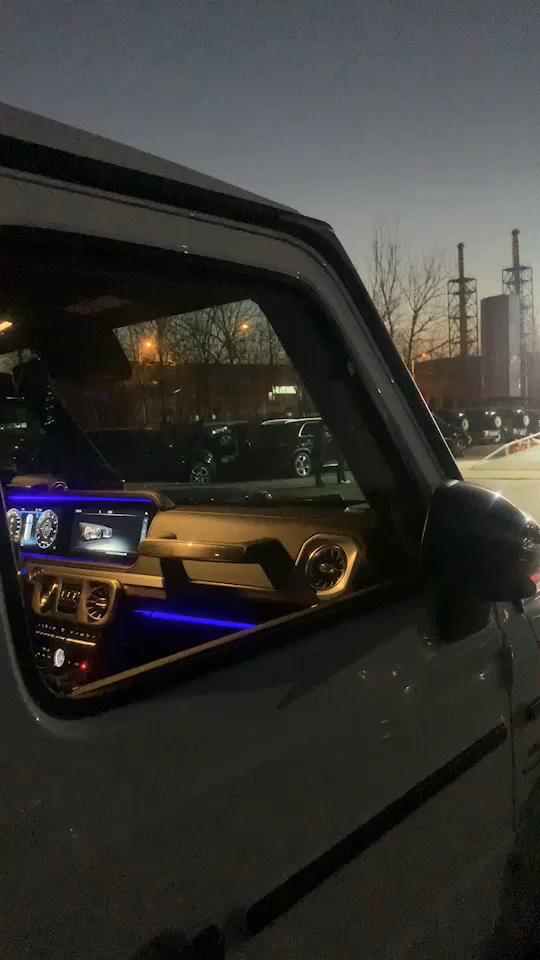 夜晚拆箱奔驰g63,奔驰不愧是玩内饰的,64色氛围灯在夜色的衬托下格外