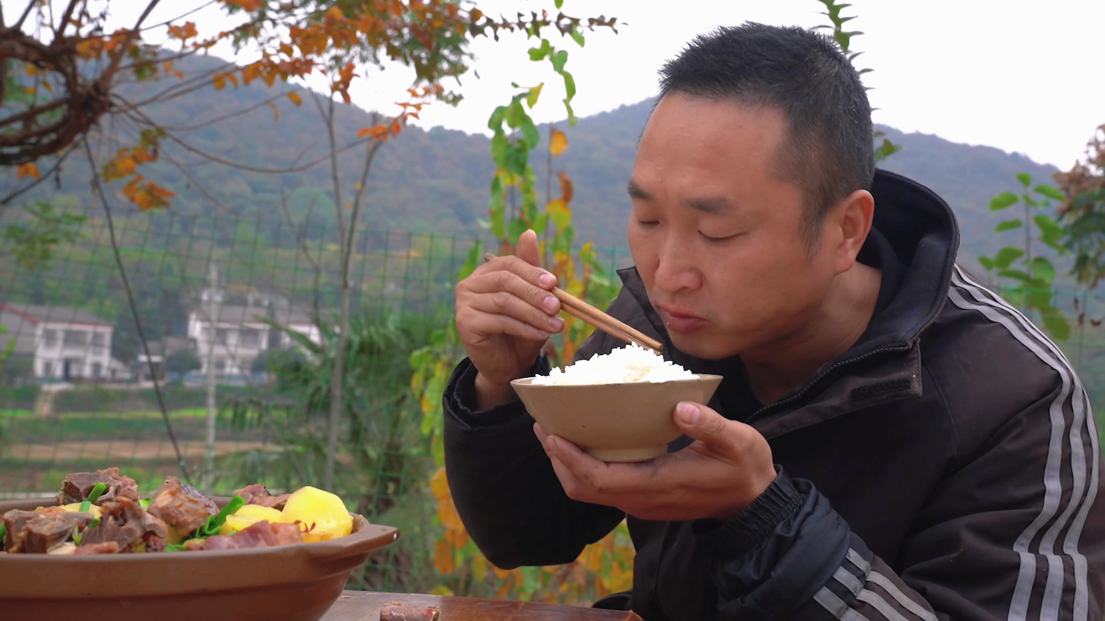 冬天就得吃腊排骨,炖土豆腊香十足下饭爽