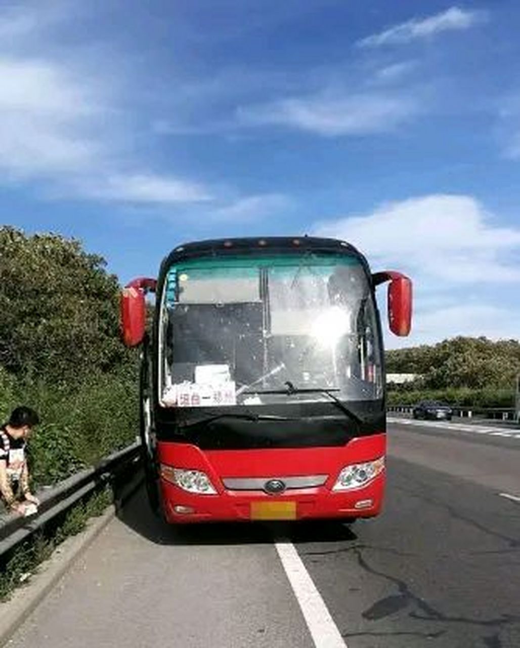 "大巴车在高速行驶时,一名男子突然嚷嚷"要在高速公路下车",还动手去