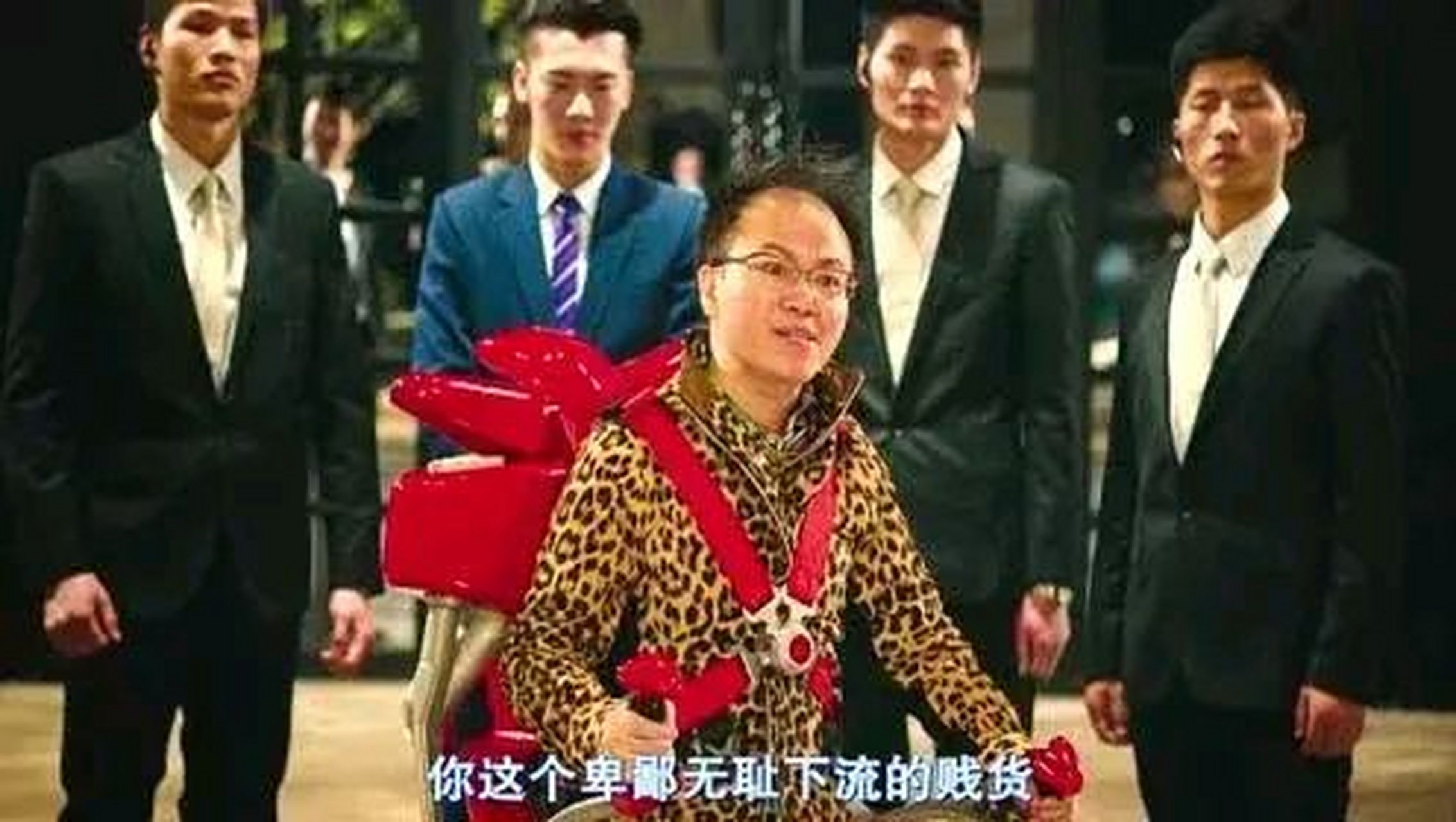 《美人鱼》中,那个背着飞行器的郑老板,原来大有来头.