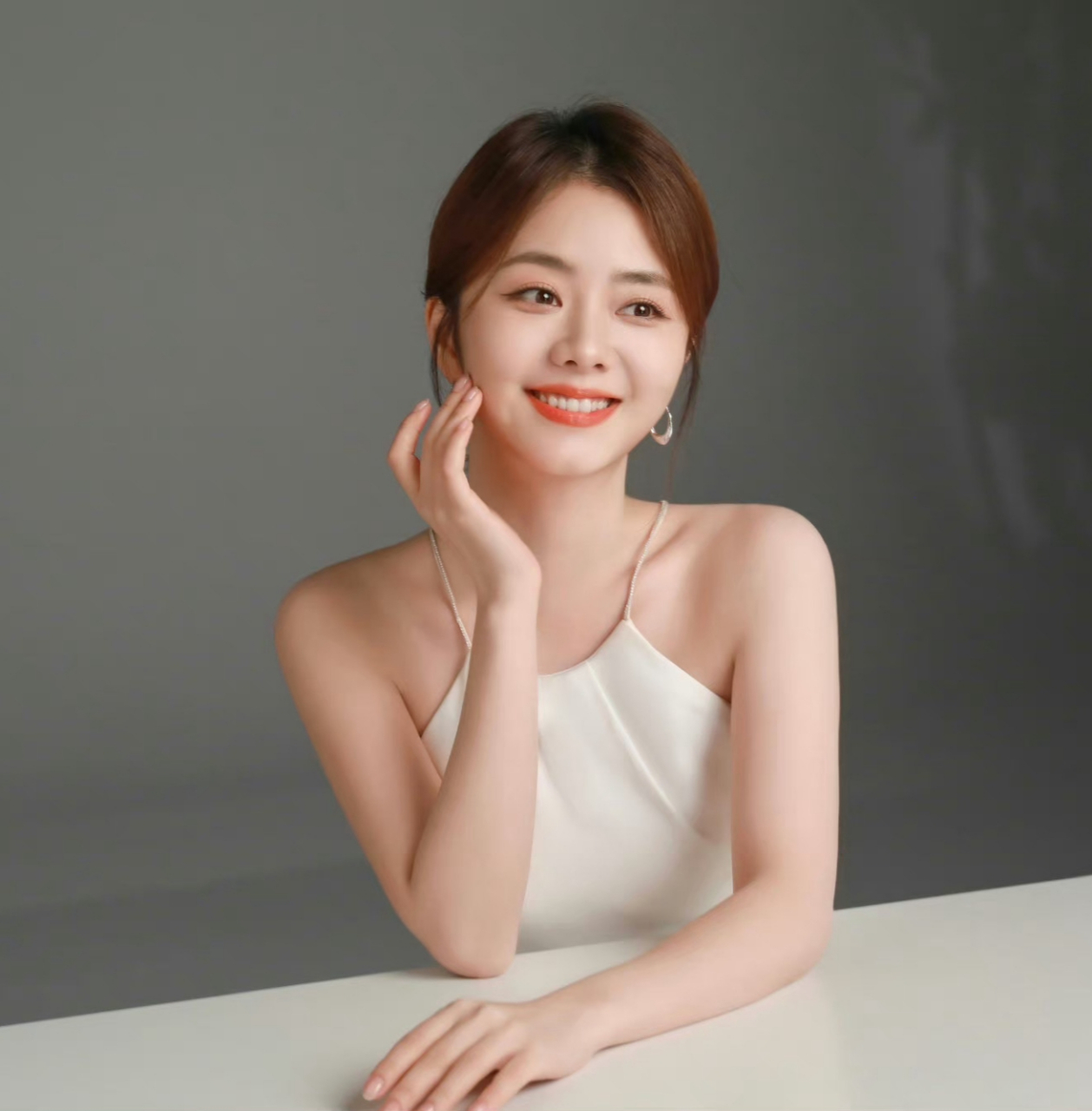 谭松韵身穿白色露背裙,甜甜的笑容好治愈呀!