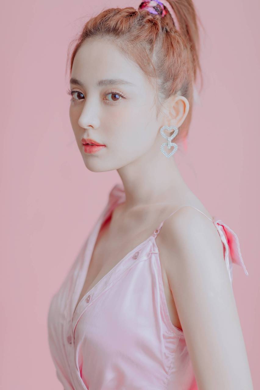 娜扎粉色系性感妩媚写真!#明星# #养眼美女# #大长腿