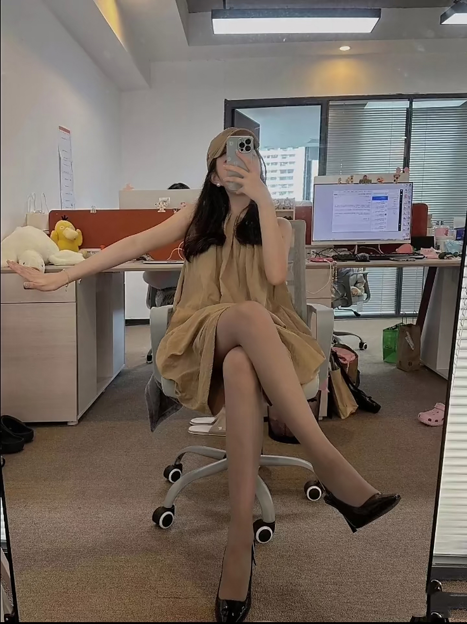 办公室新来的女同事,听说很能干