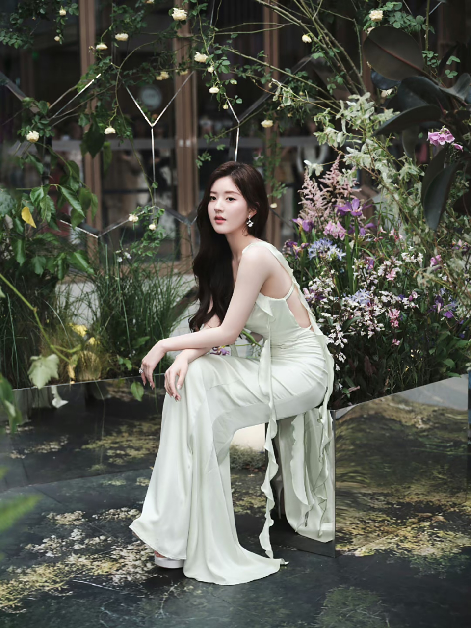 赵露思吊带露背裙# 赵露思今天娇兰的活动造型真的挺绝,赵露思的身材