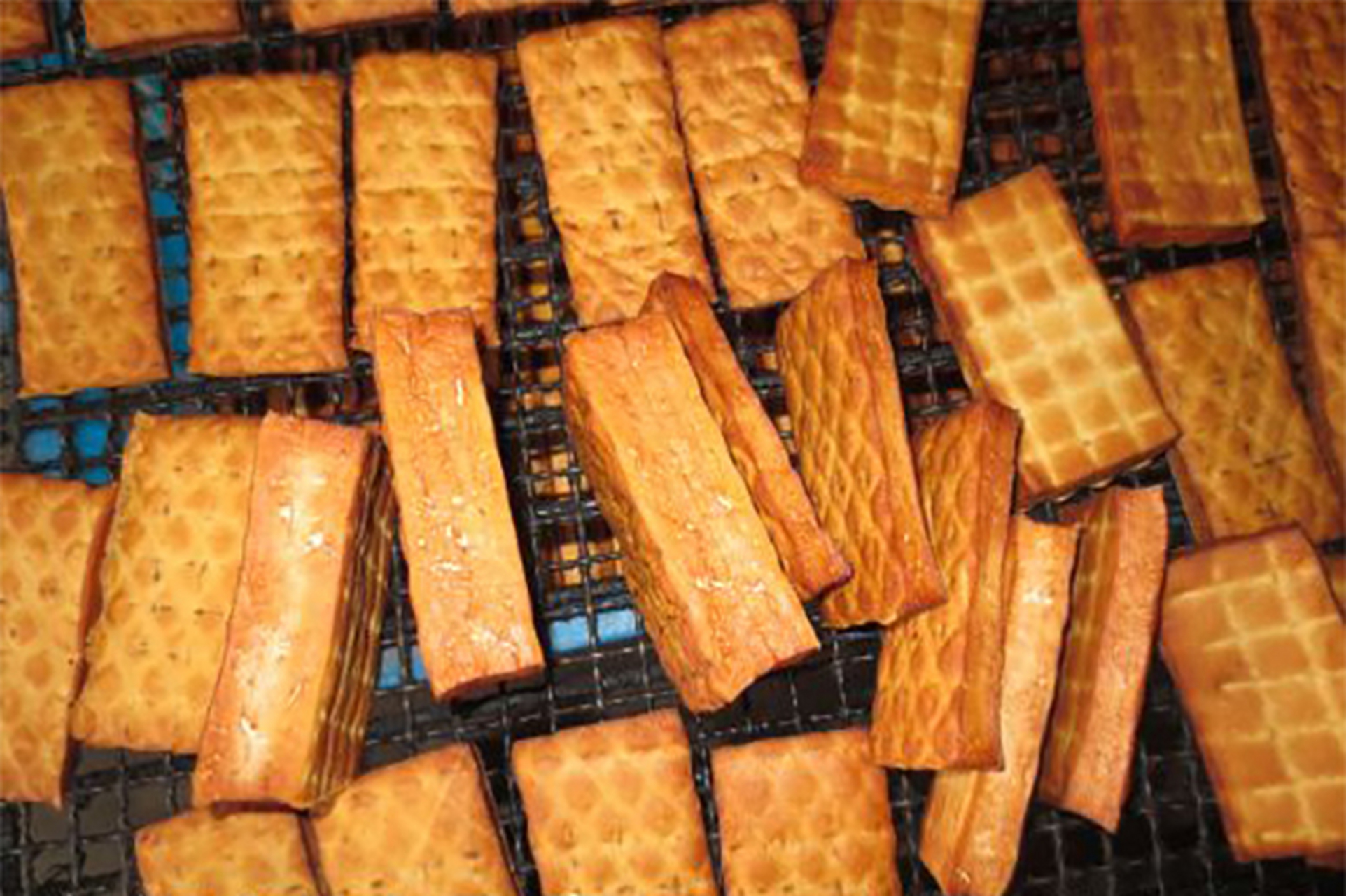 曲阜熏豆腐,又称"孔府熏豆腐",是驰名中外的一种特色传统小吃,产于