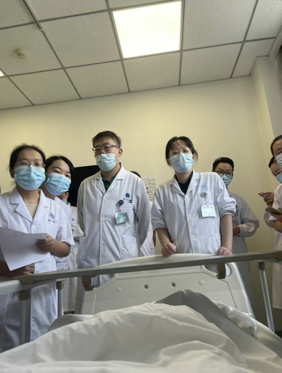 网友:睡醒遇到医生查房,眼睛一睁吓一跳,这满满的压迫感,快要窒息了