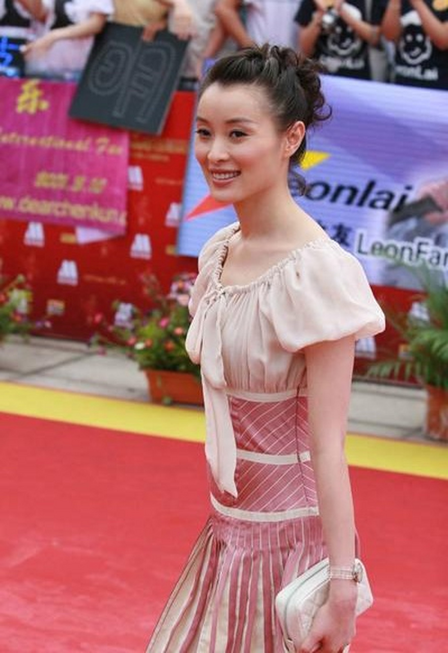 吴越粉嫩连衣裙,小腹平平身材纤细