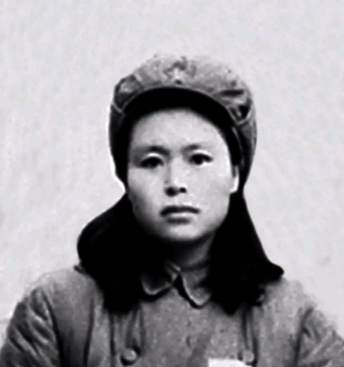 1945年8月,贾林秀为组织送信途中不幸被捕入狱,为了