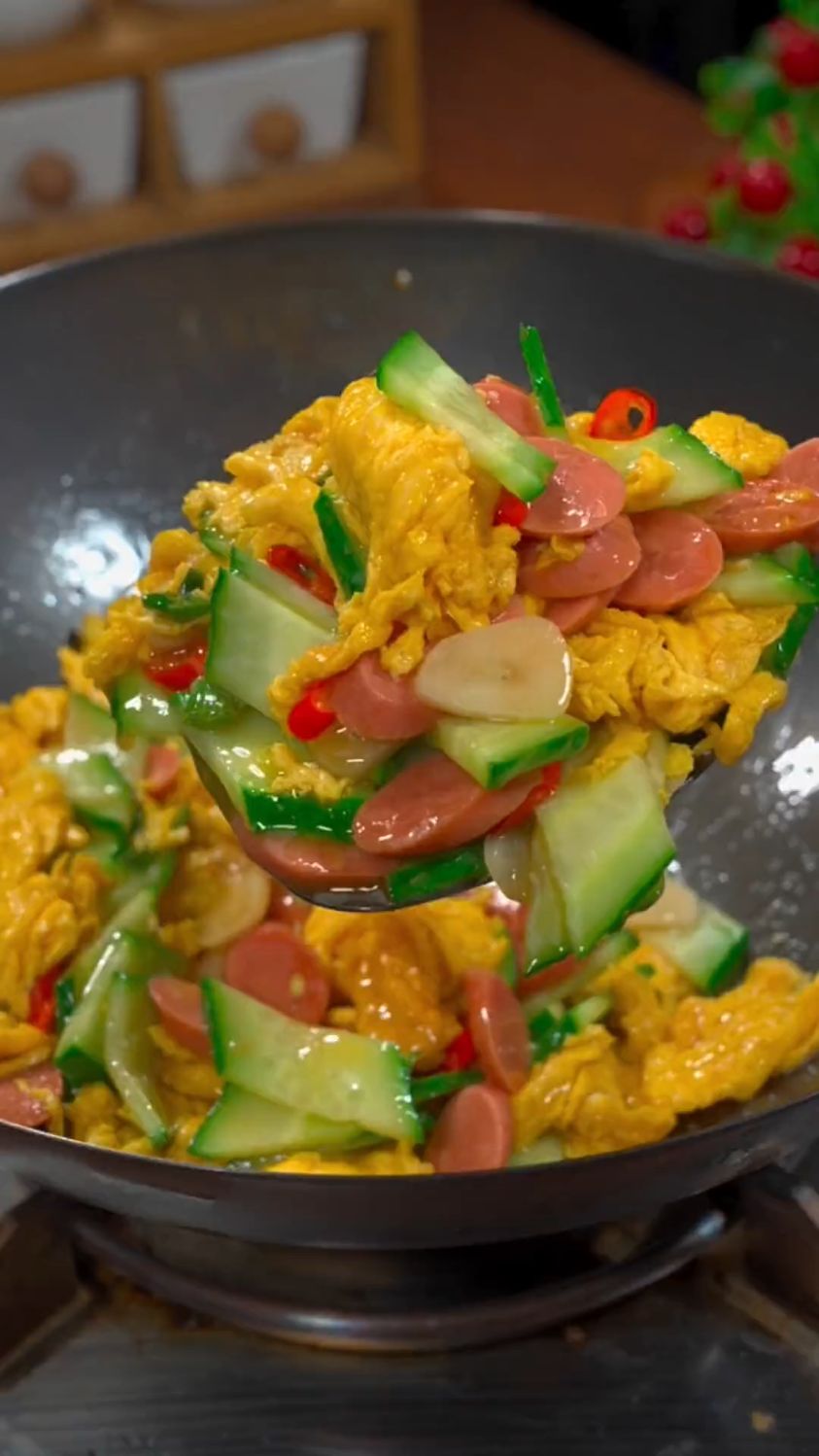 家常小炒,鸡蛋炒黄瓜,简单的食材做出不一样的味道.