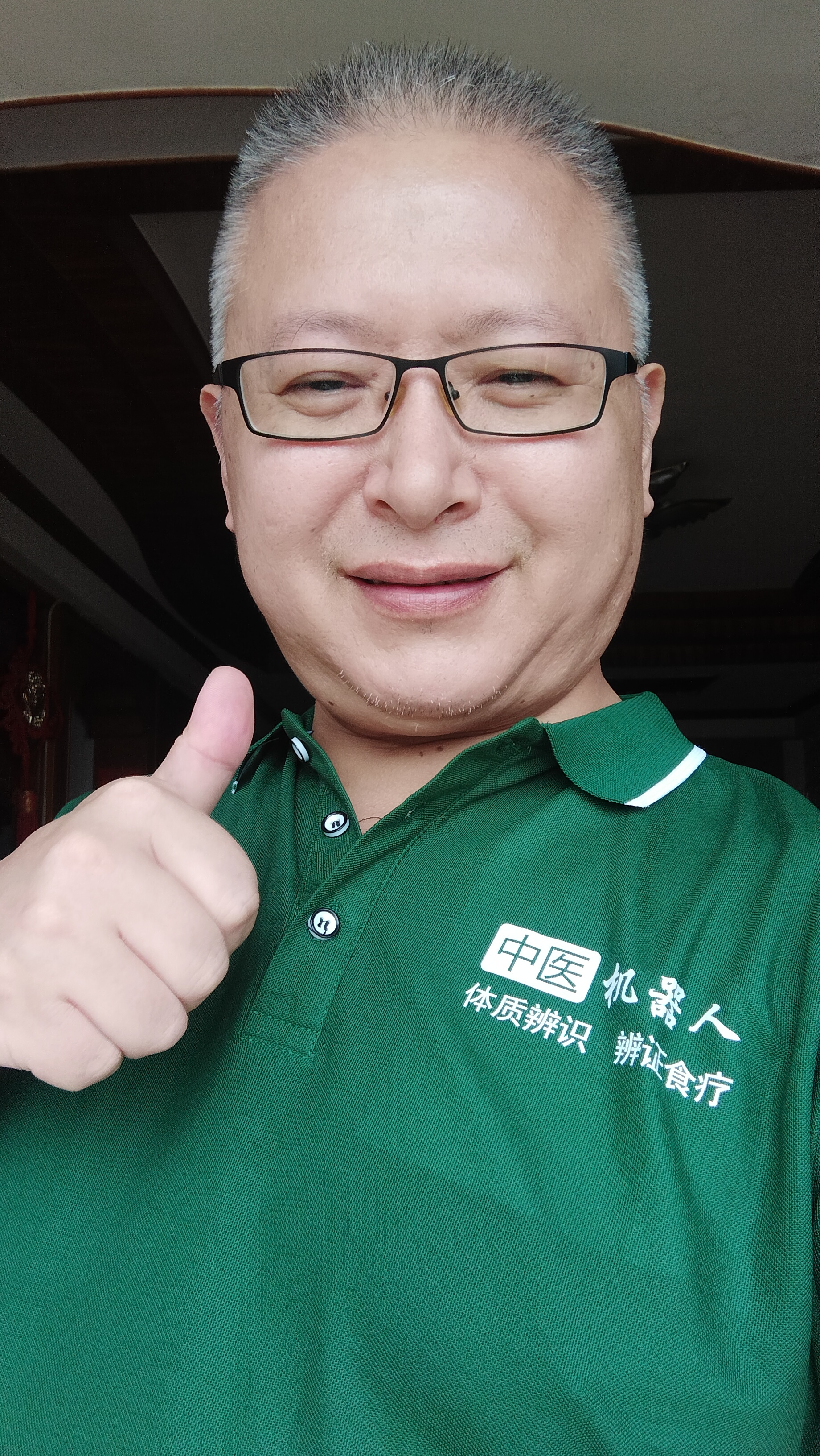 霉霉演唱会上边唱歌边劝架