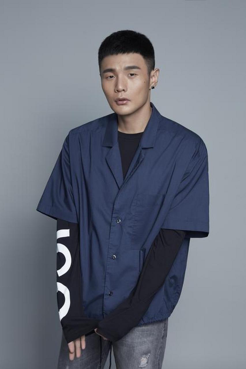 论背景: 许嵩是"安徽省十佳青年",安徽省省属重点大学安徽医科大学"