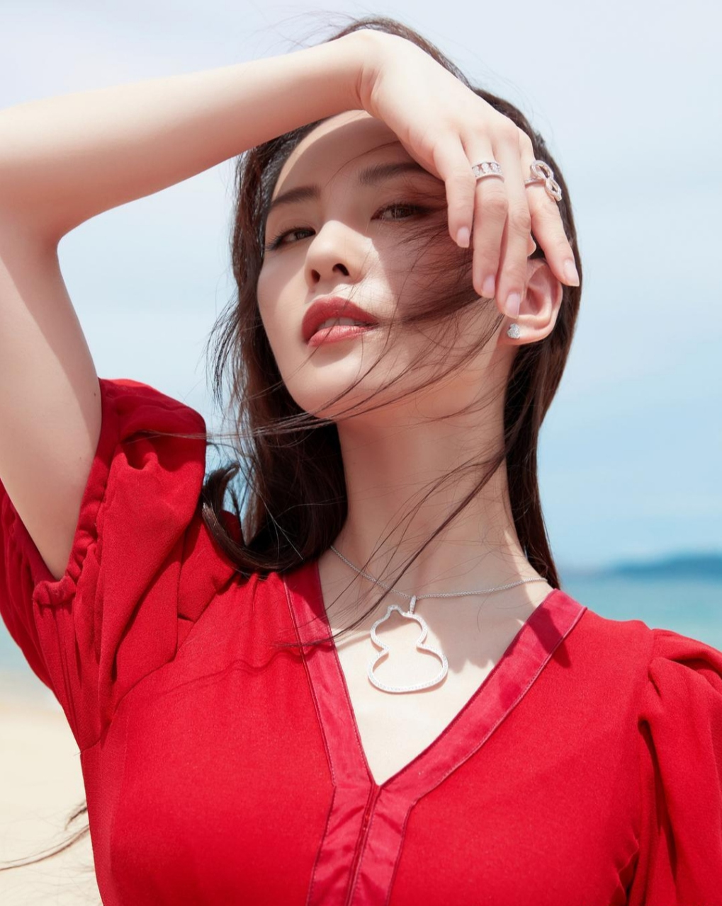 看刘诗诗穿着红色礼服裙太惊艳了,在海边微风吹动着她发丝,看她好像在