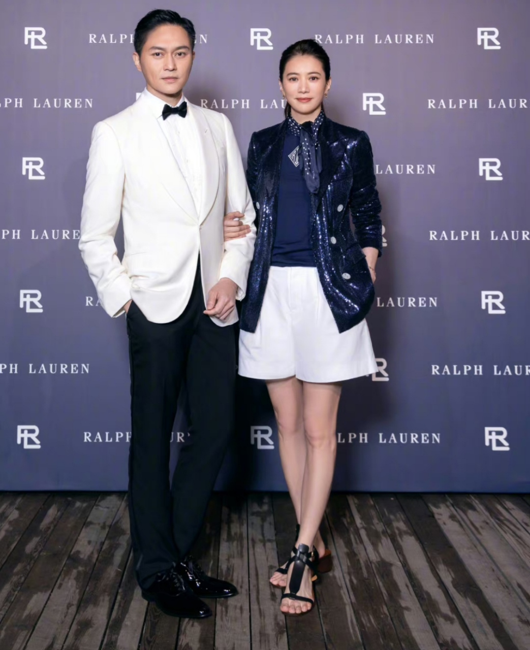 袁咏仪张智霖夫妇亮相活动,女方挽着老公手臂秀恩爱,两口子都是巴掌脸