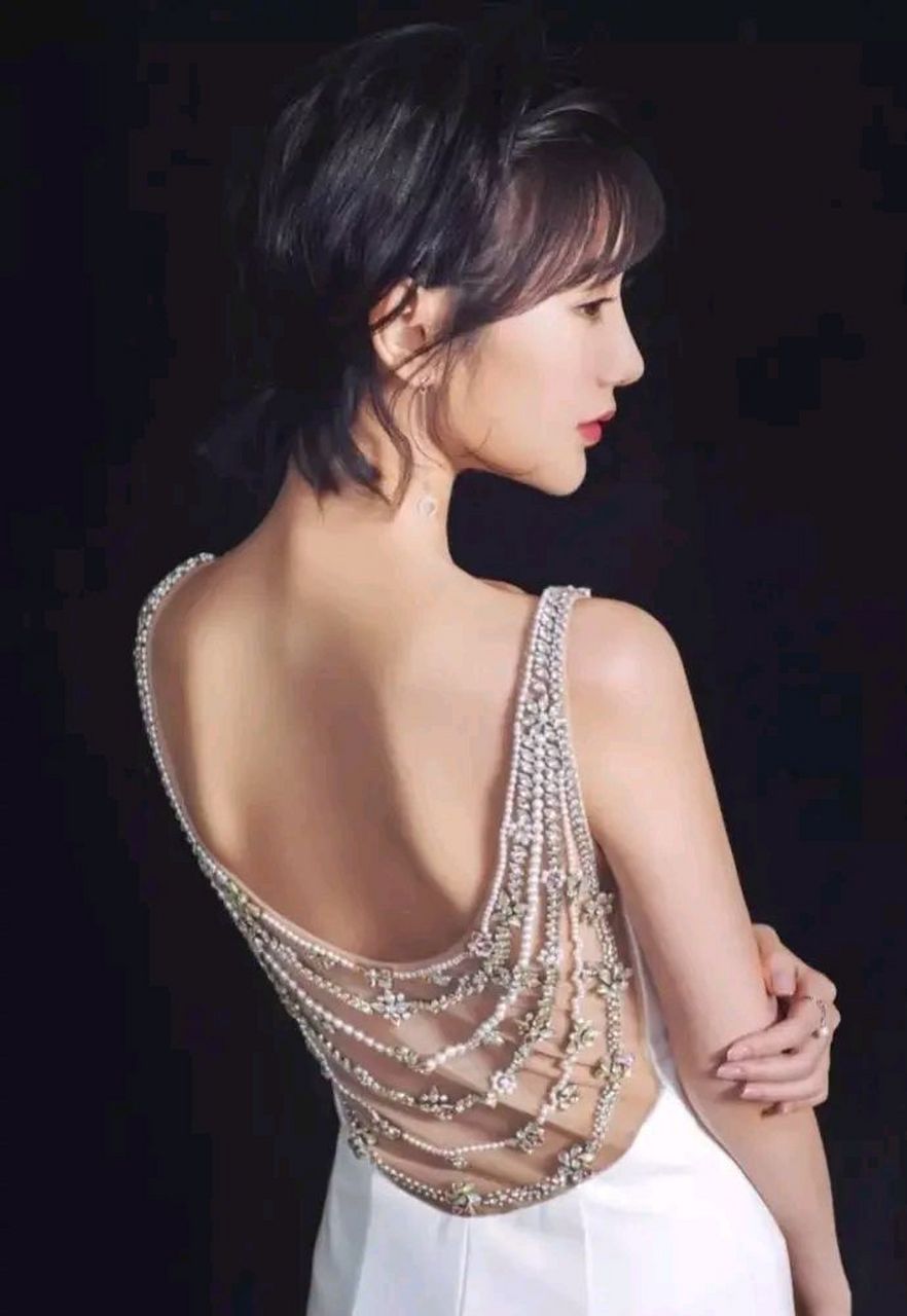 毛晓彤icon白色镶钻长裙icon知性优雅   美背毕露好身材尽显   毛晓彤