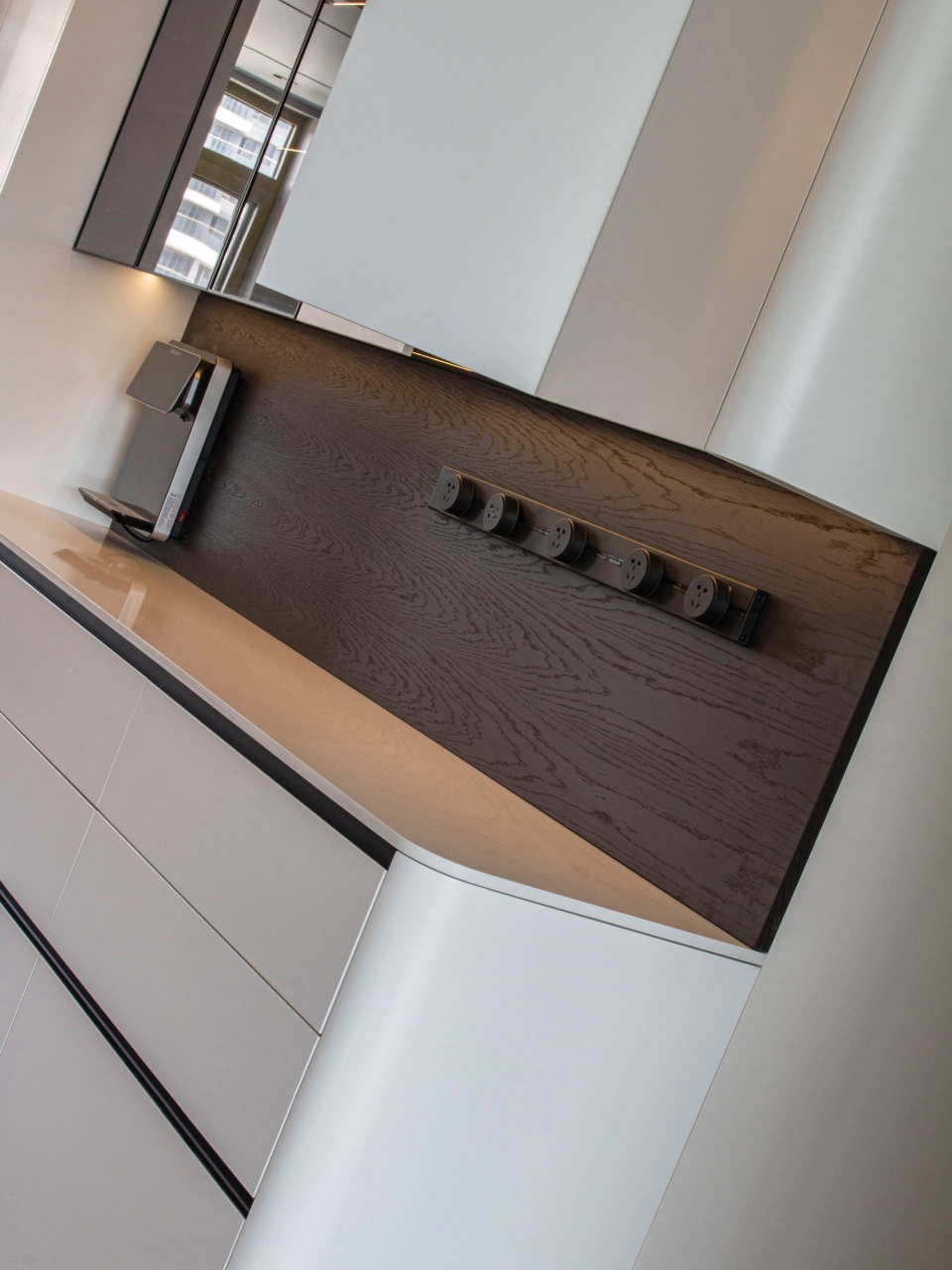 柜子拐角做圆弧,主打安全,颜值只是顺便 #家的一万种可能# #全屋定制