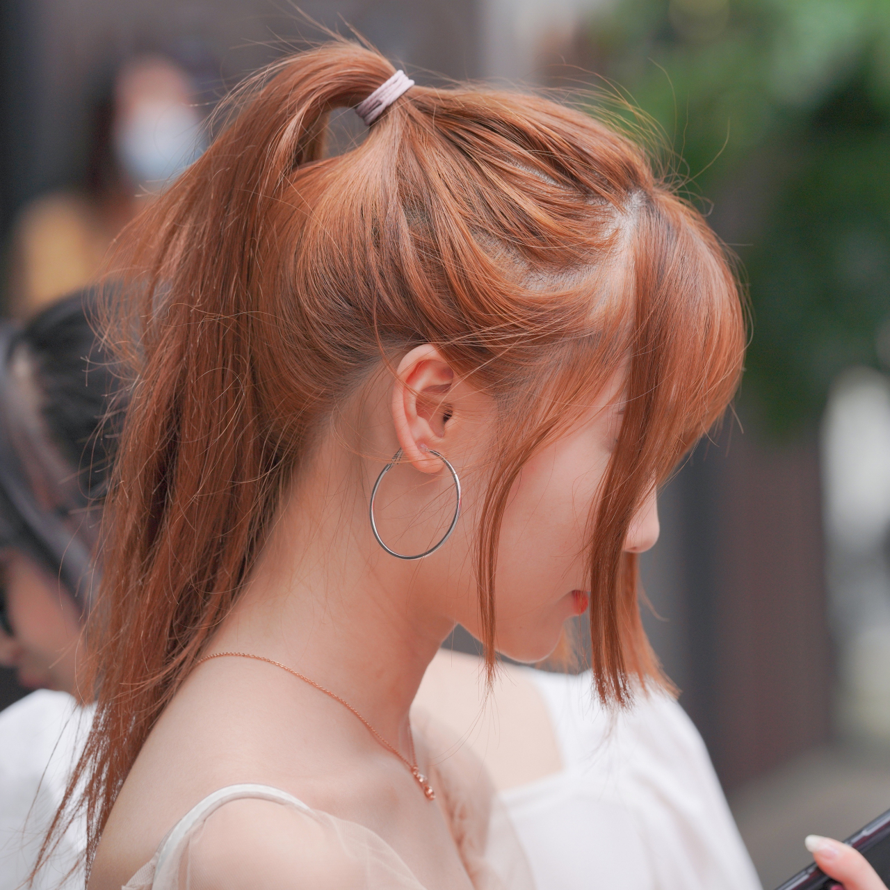 侧颜完美的马尾辫美少女[鲜花]