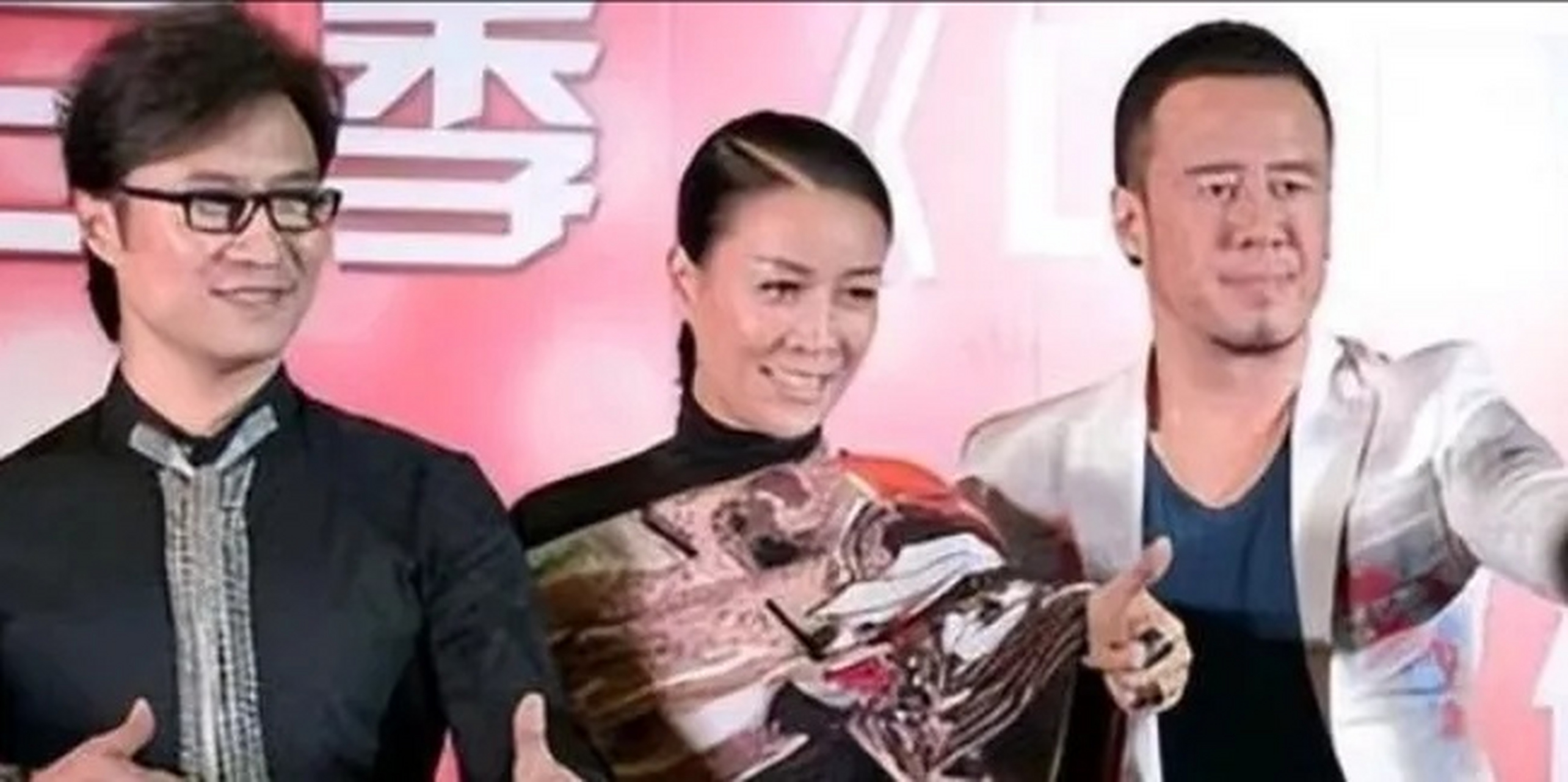 歌星杨坤一直没有结婚,有一次,那英就对着他说:"你看你这也老大不小了