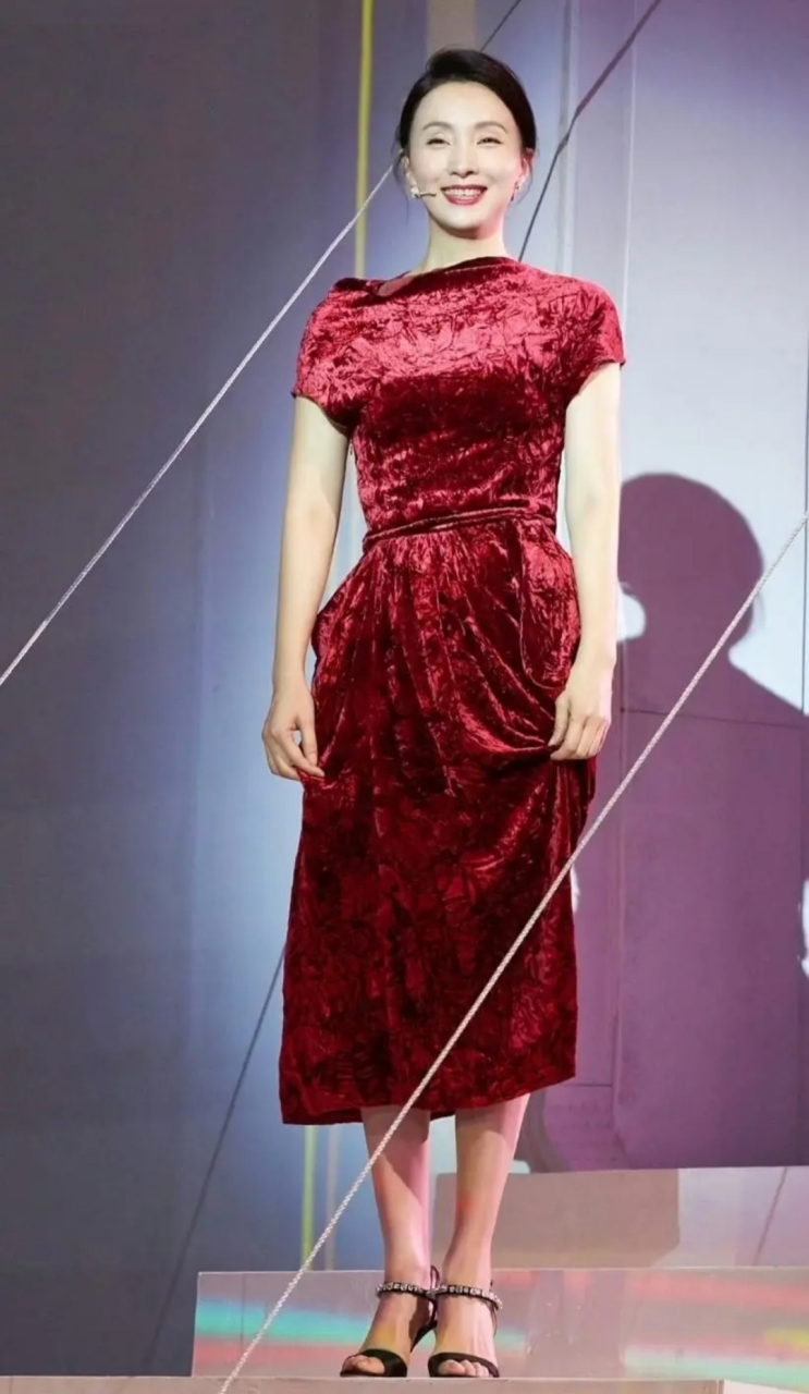 51岁的陶虹还是那么美,身穿红色长裙,身材丰腴,明艳动人,浑身散发着