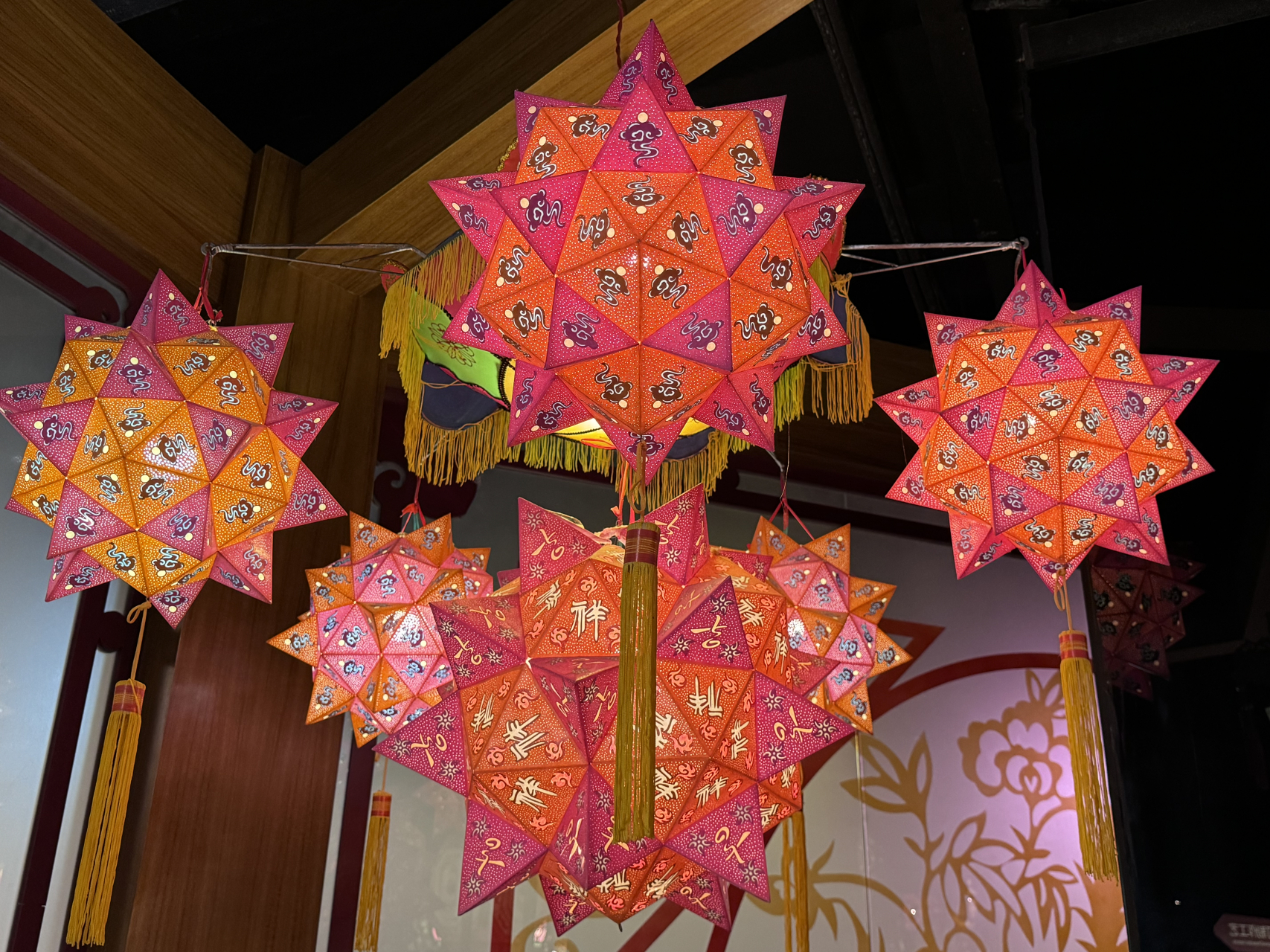 泉州花灯有彩扎灯,刻纸灯,针刺灯三个灯种,而无骨灯是刻纸灯和针刺灯