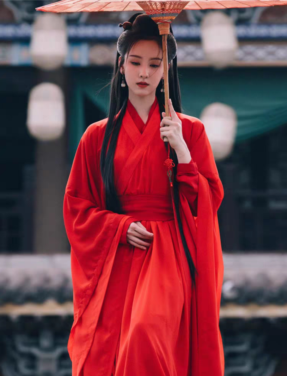 红衣陈都灵,少了丝清冷,多了份明艳!#陈都灵