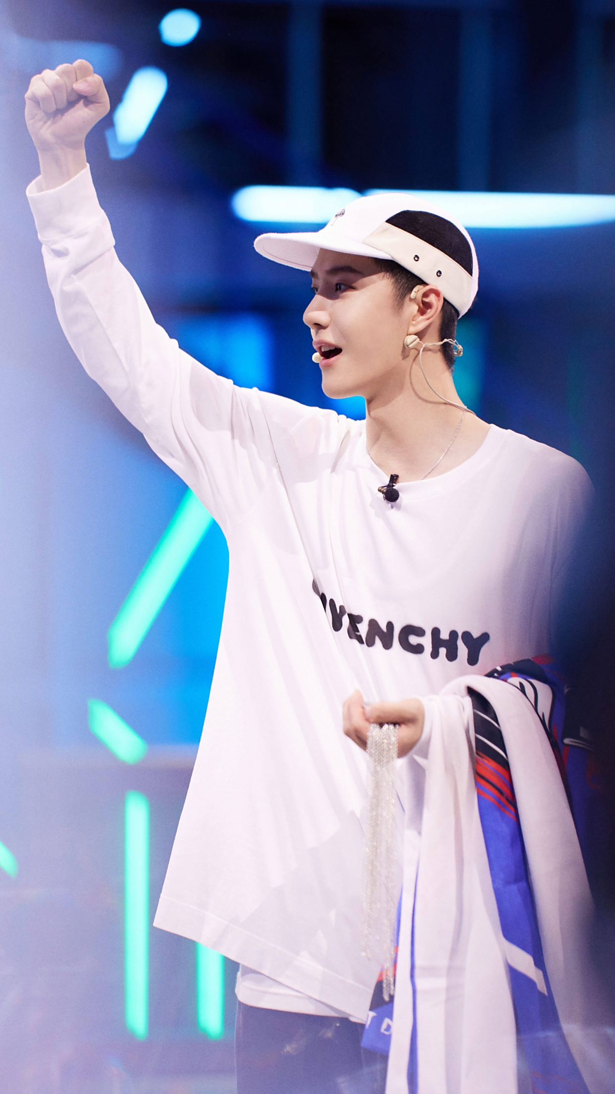 歌手王一博,追求梦想,努力执着,来看帅气写真照吧!