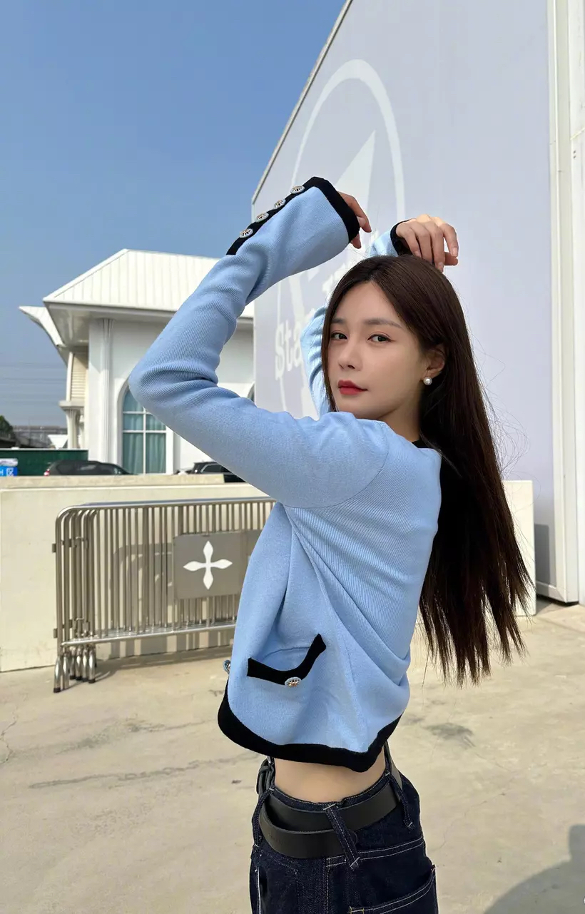 沈梦辰对镜自拍比耶可爱