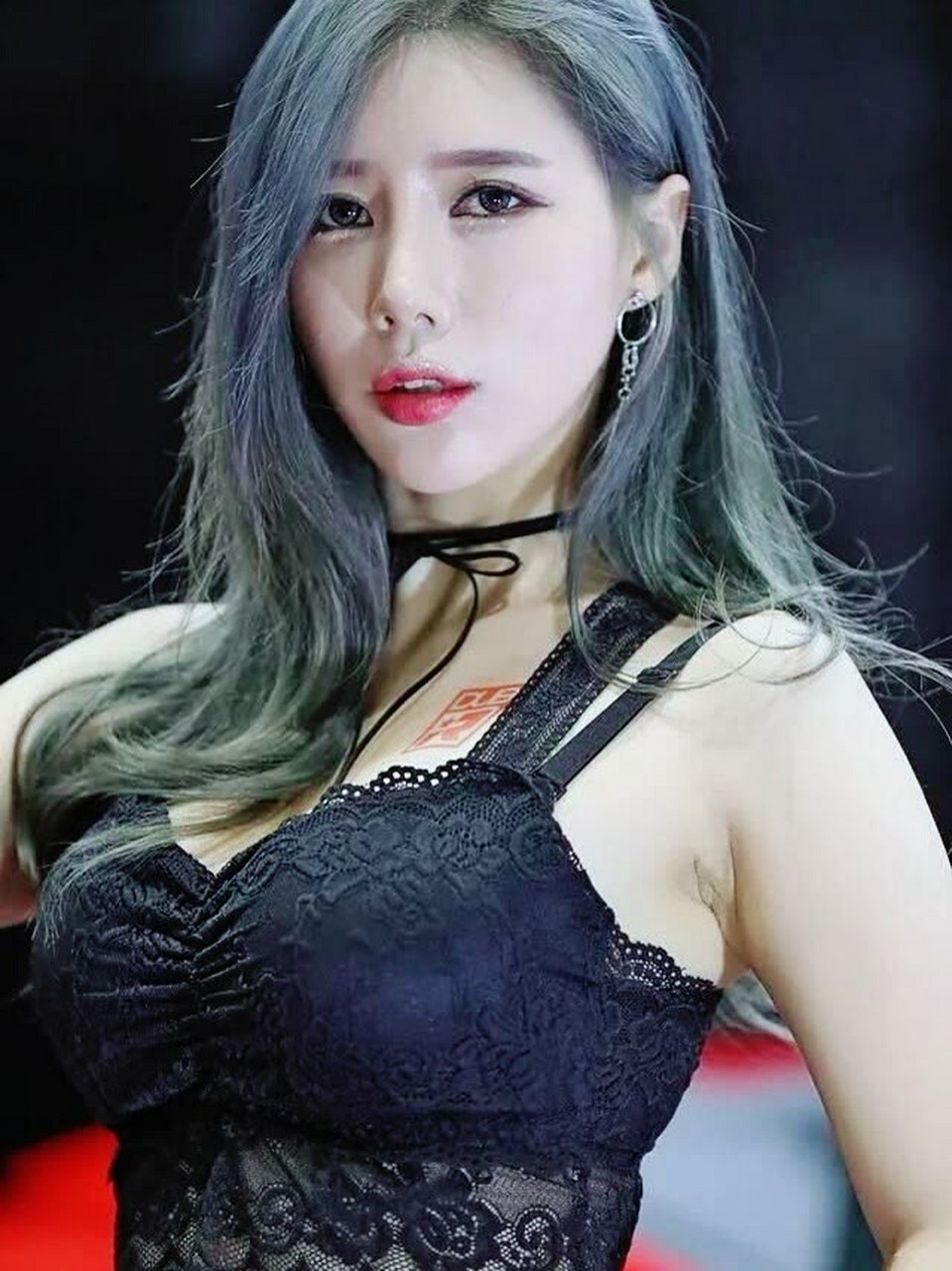 宋珠儿,被很多韩国的网友称为韩国十大车模之一,想必这样的称号也足够