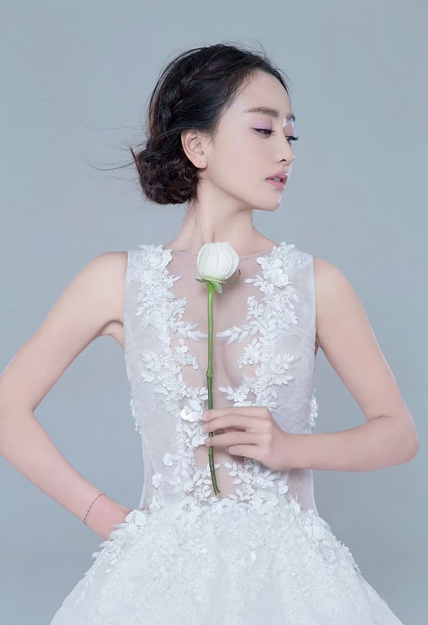 杨蓉# 肤白貌美的容颜,窈窕曼妙的身材,丰满傲人