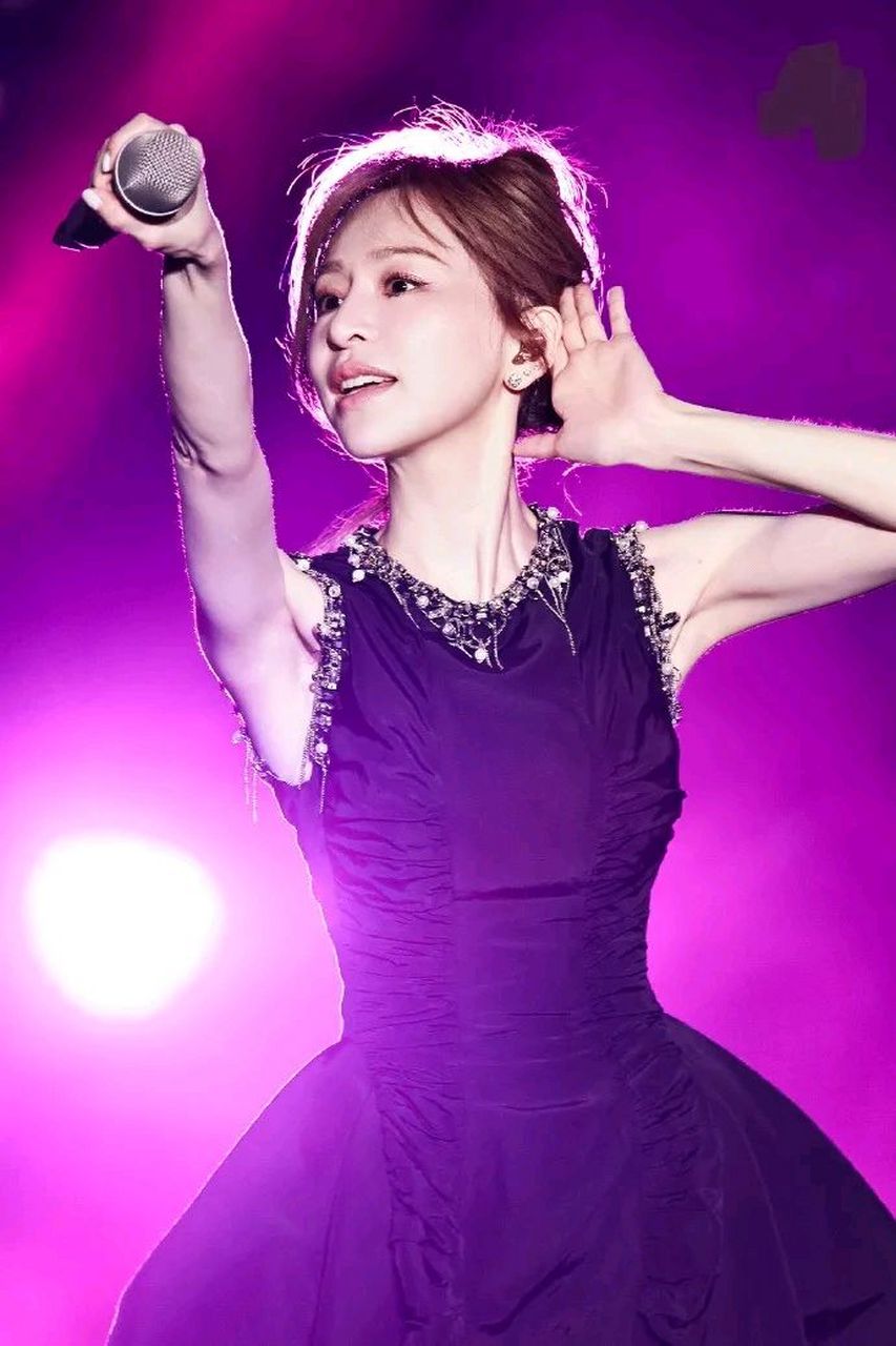 王心凌脚踩黑色靴子,增添