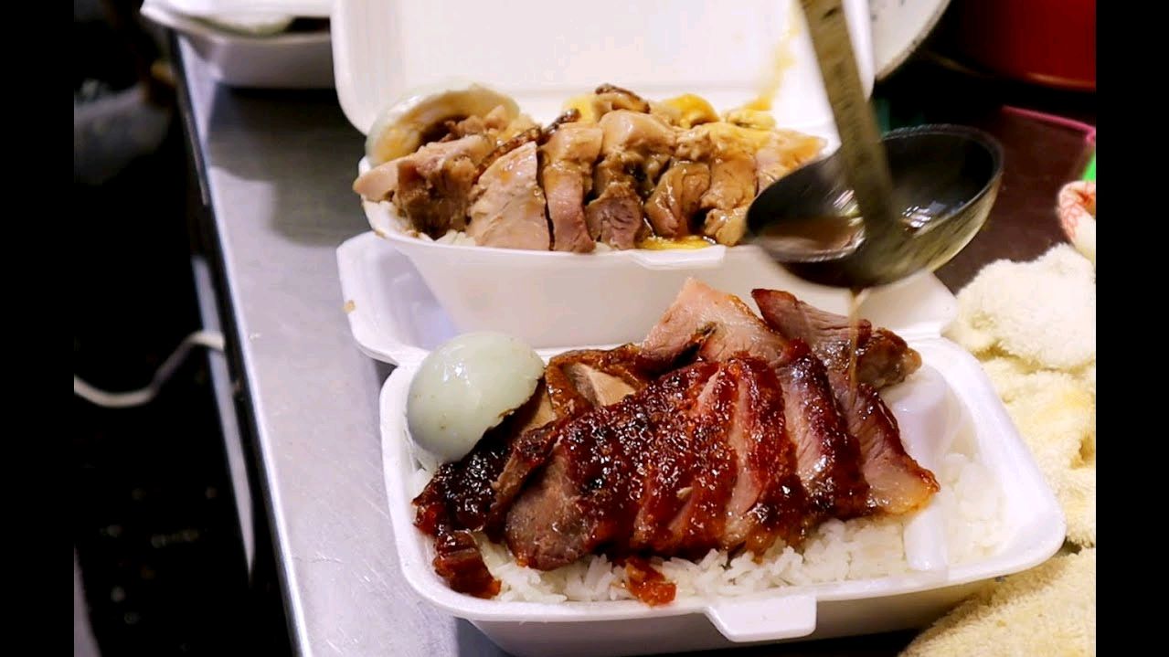 香港烧腊饭,叉烧,烧鸭饭,烧肉,白切鸡饭,淋上秘制酱汁很美味