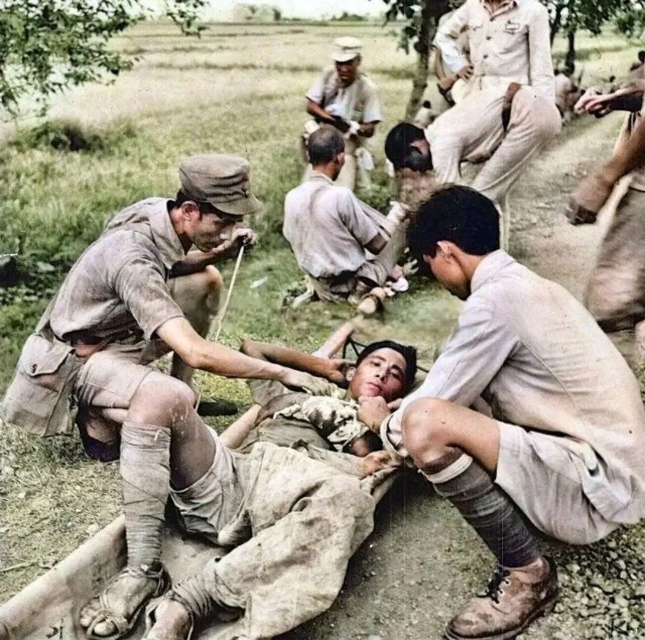 1944年,广西抗日战场,一名伤员躺在担架上,正在接受