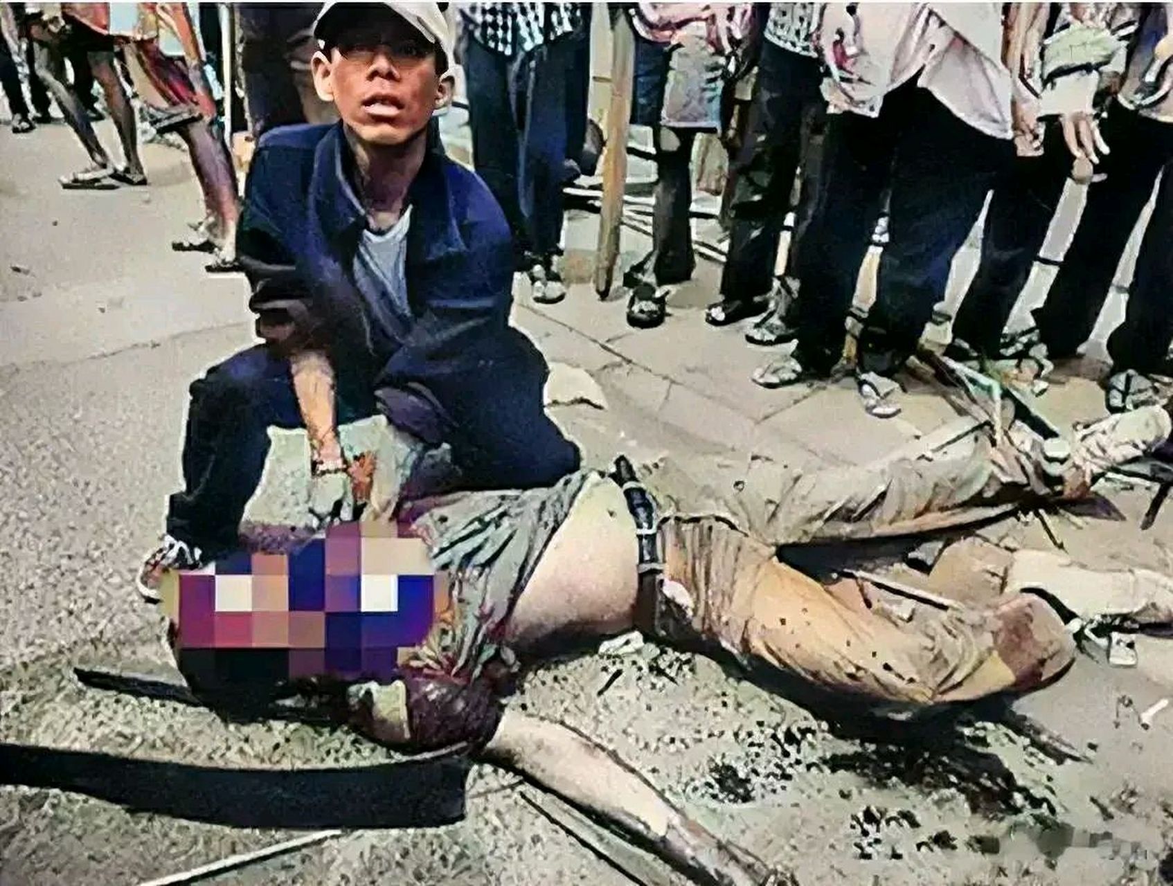 1965年,印尼雅加达街头,一名印尼华人遭到当地土著残忍割喉,场面凄惨