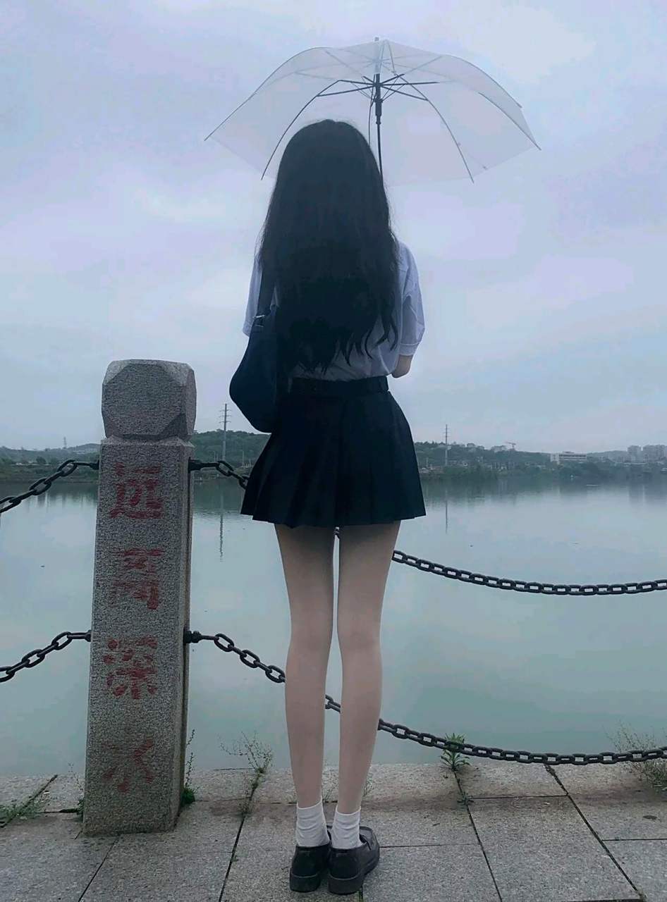 河边的短裙少女,背影就很美,拍出了青春特有的形象和美感