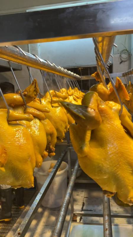 100只客家盐焗鸡制作现场,品轩烧腊实体店培训,专业教广东烧鸭烧鹅