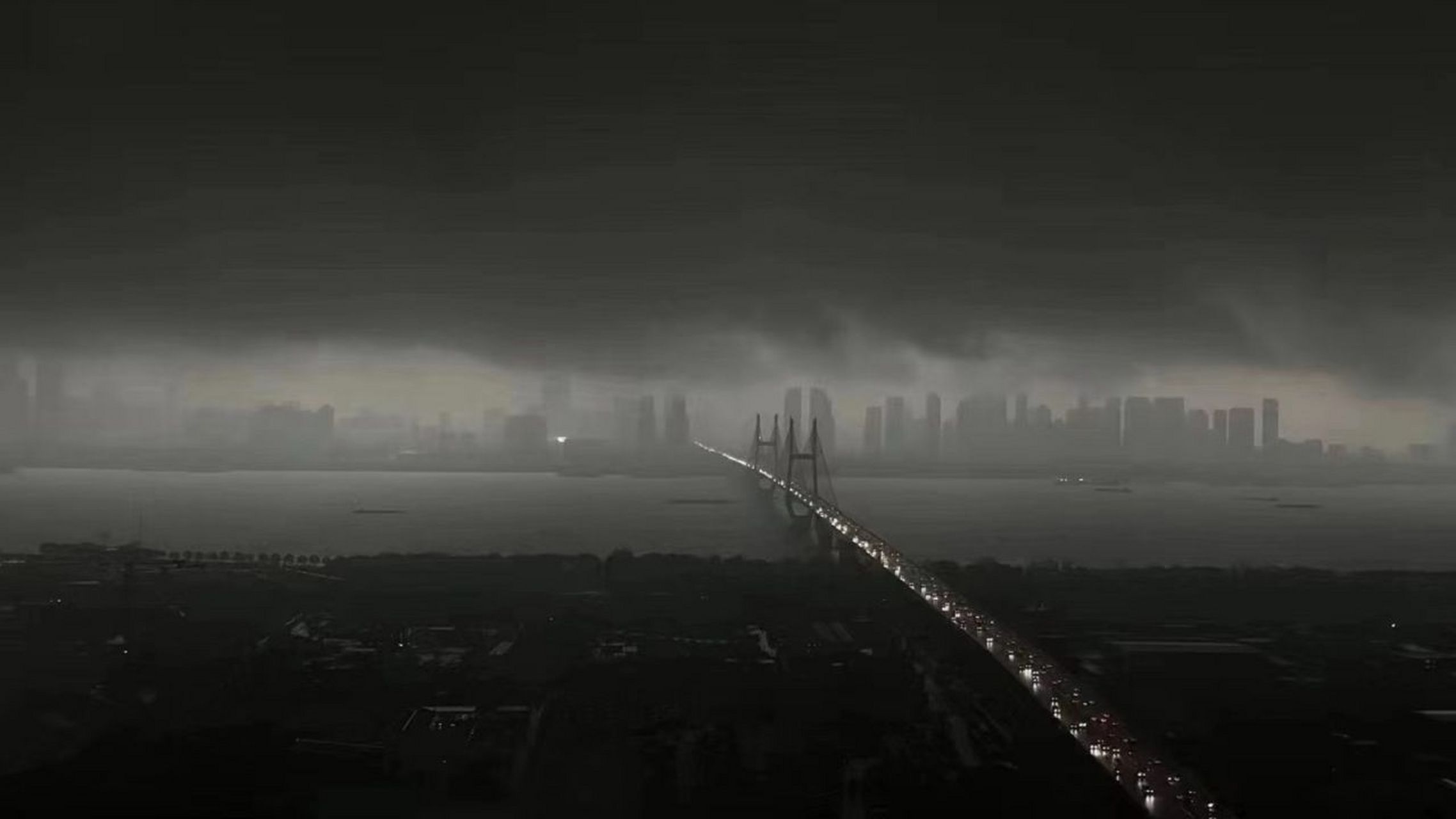 武汉突降暴雨,白天秒变黑夜,如同末日将至