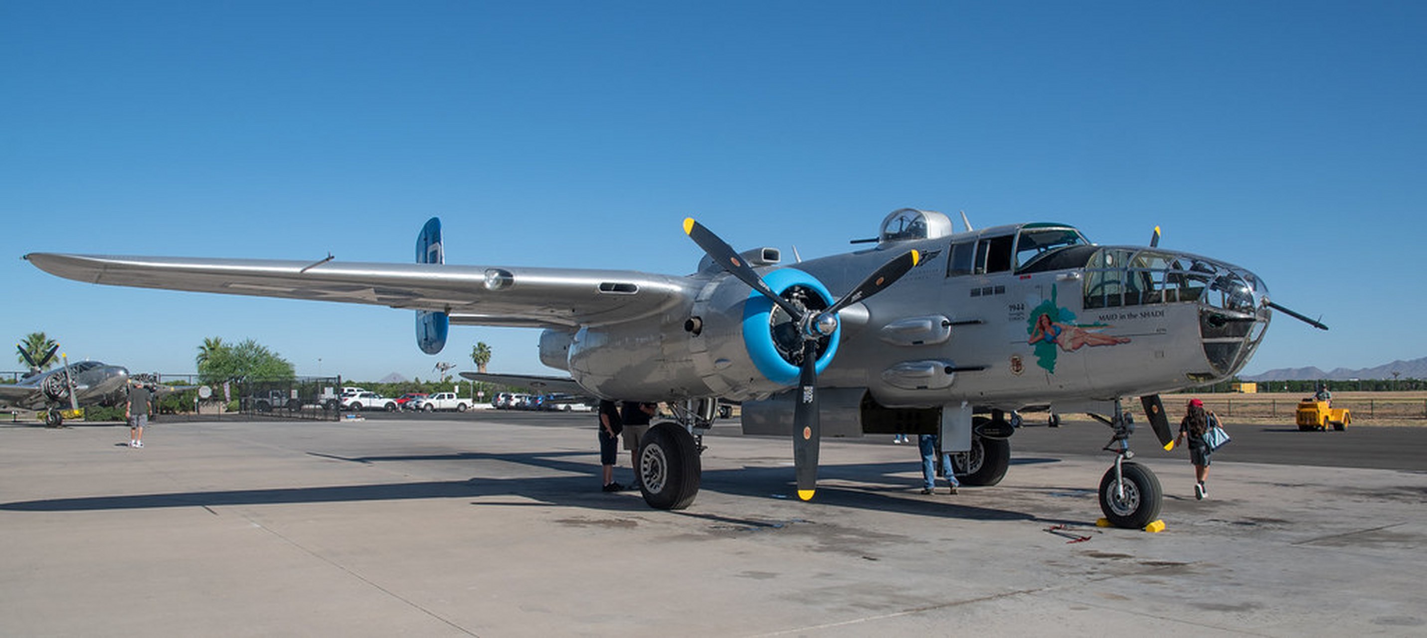 亚利桑那州梅萨2023年5月25日b25米切尔轰炸机地面试车后起飞.