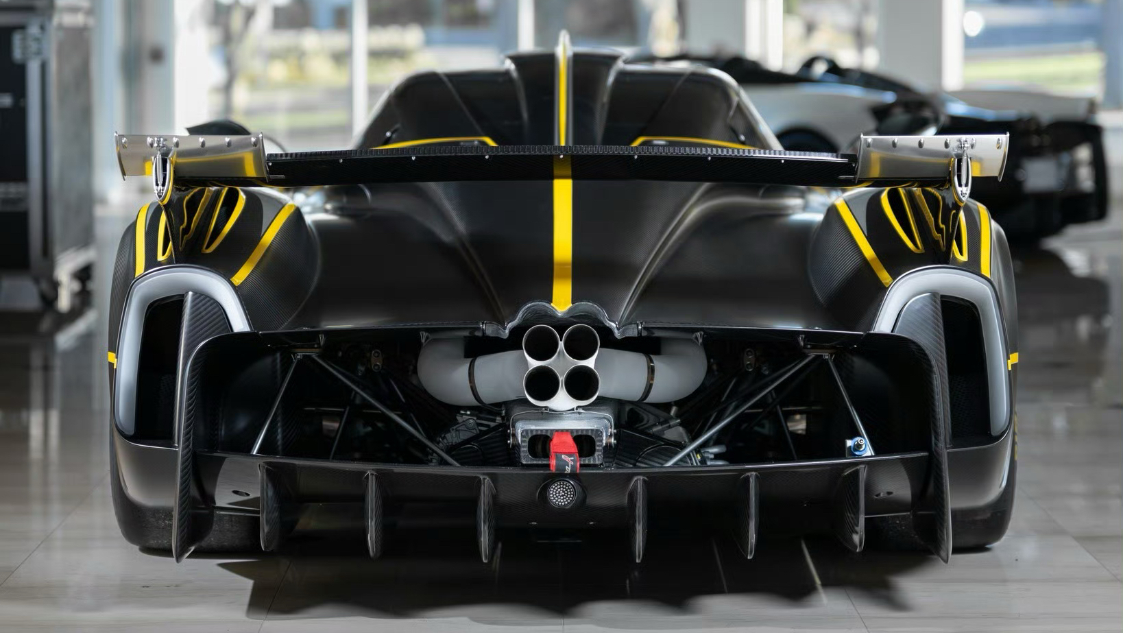 这台帕加尼huayra r的配色感觉如何