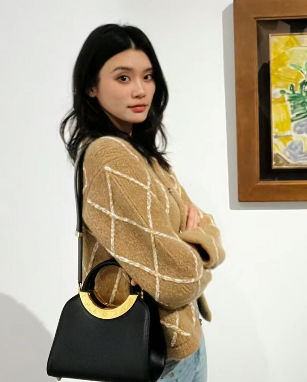 奚梦瑶现身上海艺术展,老公视角的她灵气十足,活泼俏皮很显年轻,而且