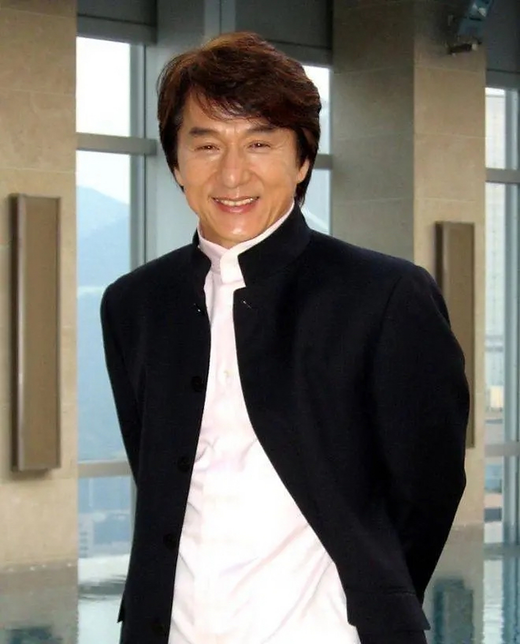 有一次,成龙上厕所完事后,没有冲水,一名群演进去后冲了水,冯小刚冲