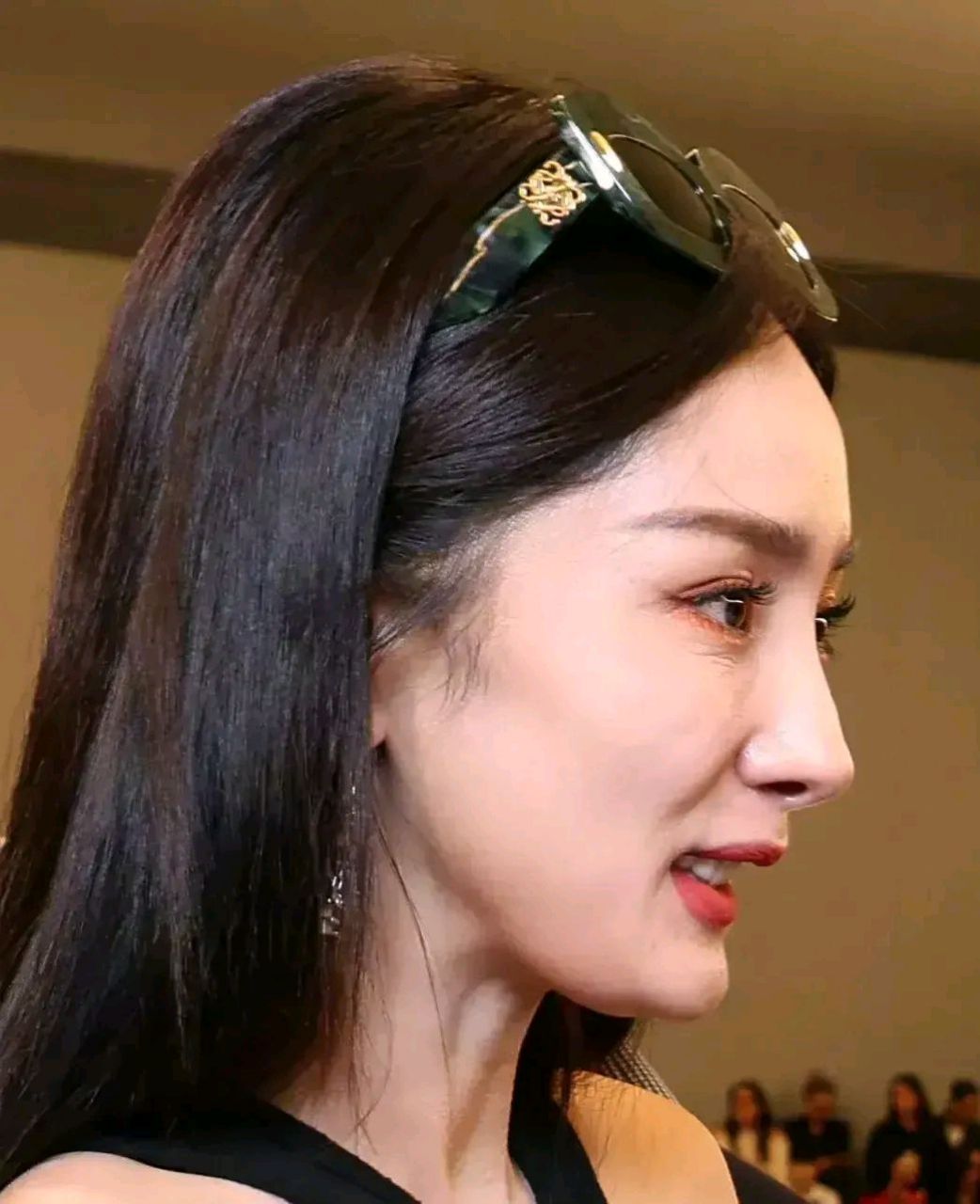 离开了修图师的杨幂 眼角的鱼尾纹清晰可见 皮肤也是已肉眼可见的松弛