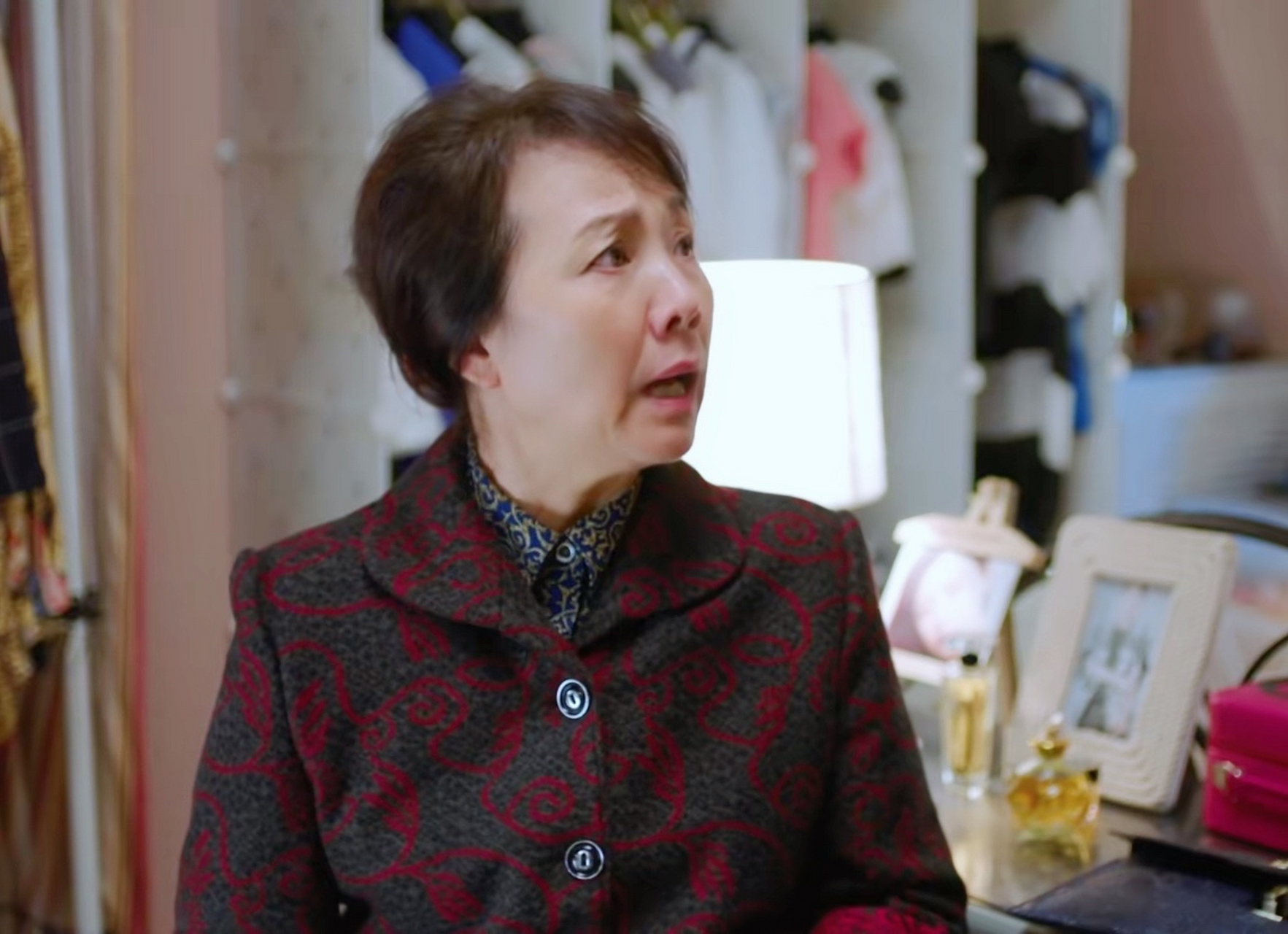 《欢乐颂》原著中有这样一段描写:邱莹莹提议让樊胜美的父母暂住曲筱