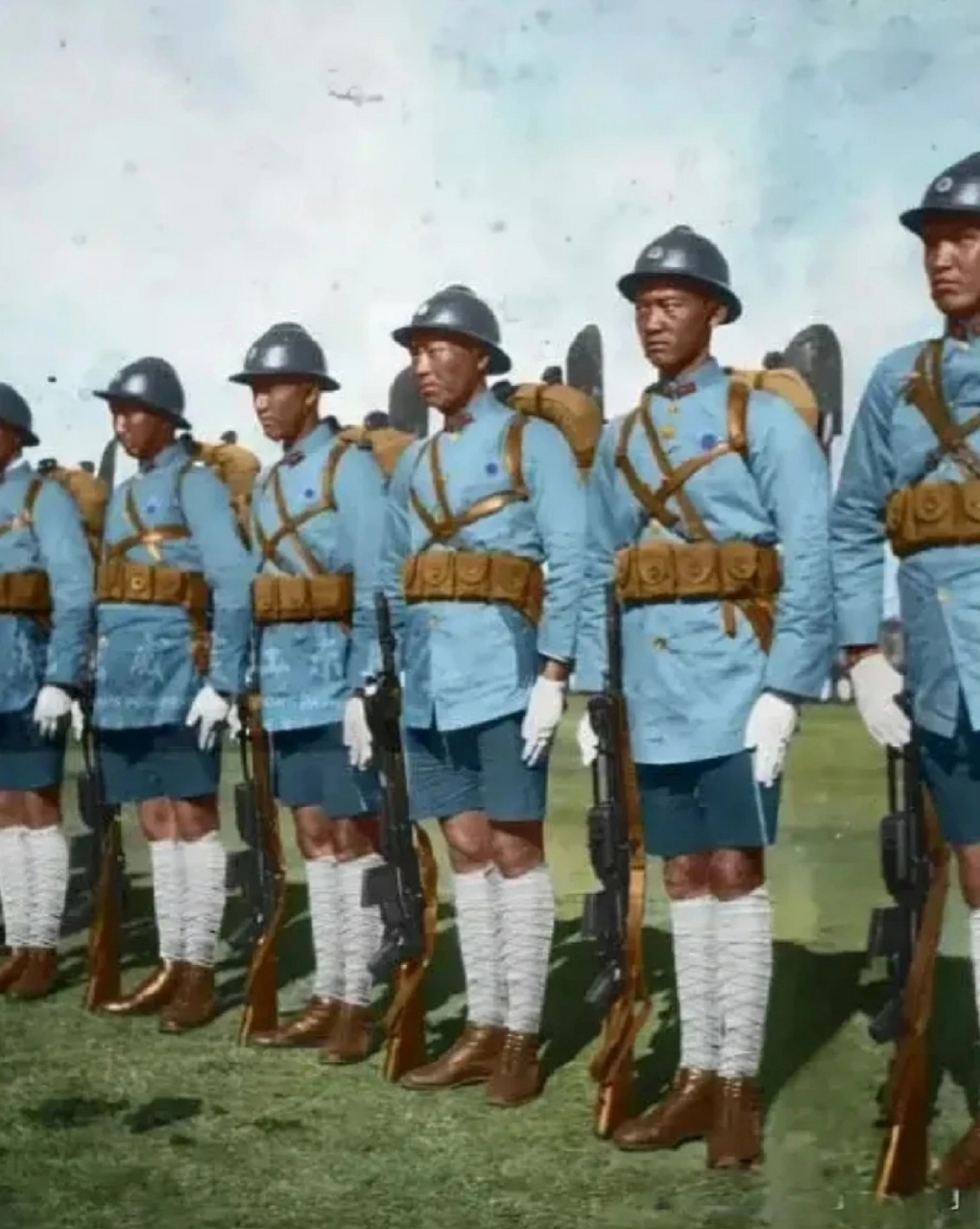 民国老照片,1925年,军阀混战时期的"老滇军",他们配备精良,头戴法军