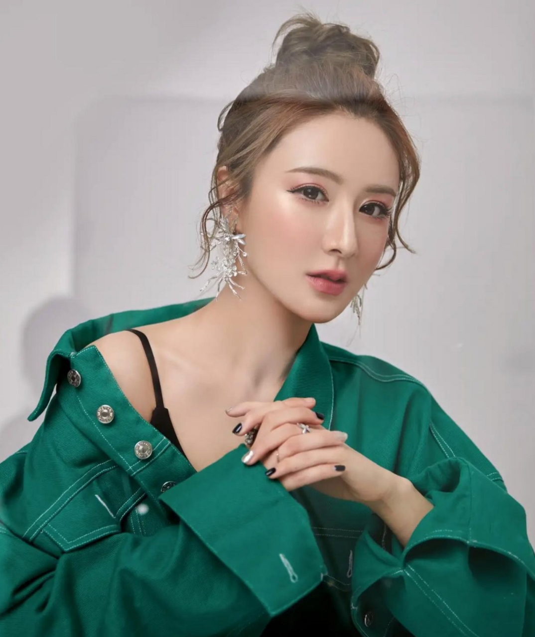 2021年12月,知名主播薇娅被税务部门罚款后,再也没出现在直播间