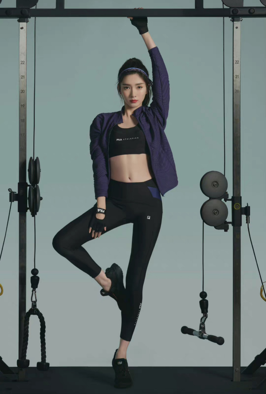 运动女神江疏影晒健身照,日常健身瑜伽,姐姐皮肤状态好好,体态也很绝.