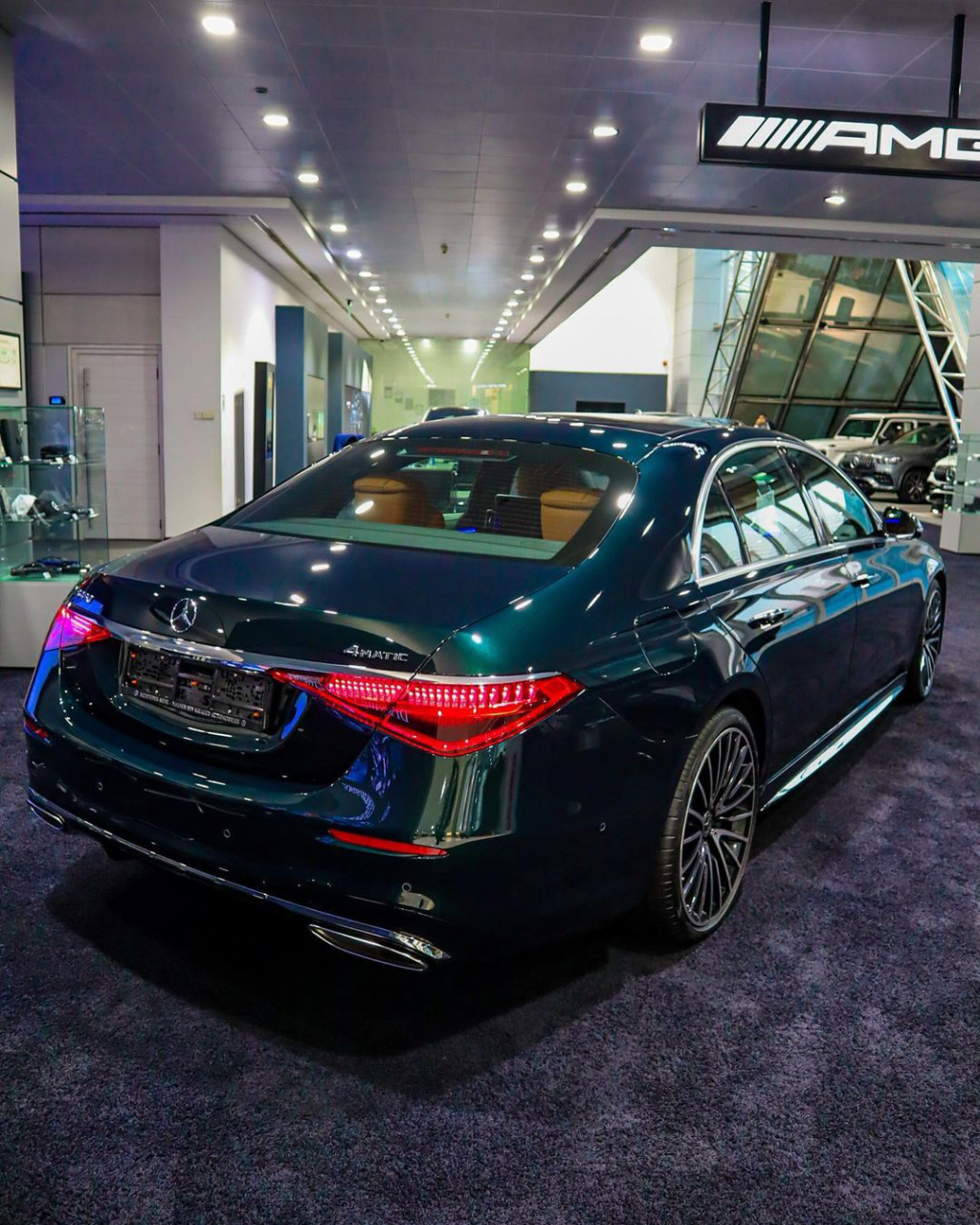 这种颜色的奔驰s级很少见吧,显得很时尚潮流,祖母石绿.小高侃车