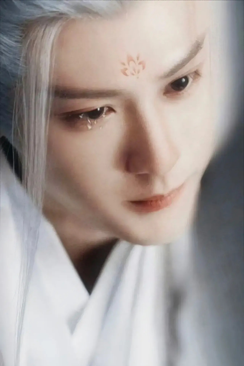 肖战是否适合饰演《长相思》中的相柳角色引发了网友们的激烈讨论.