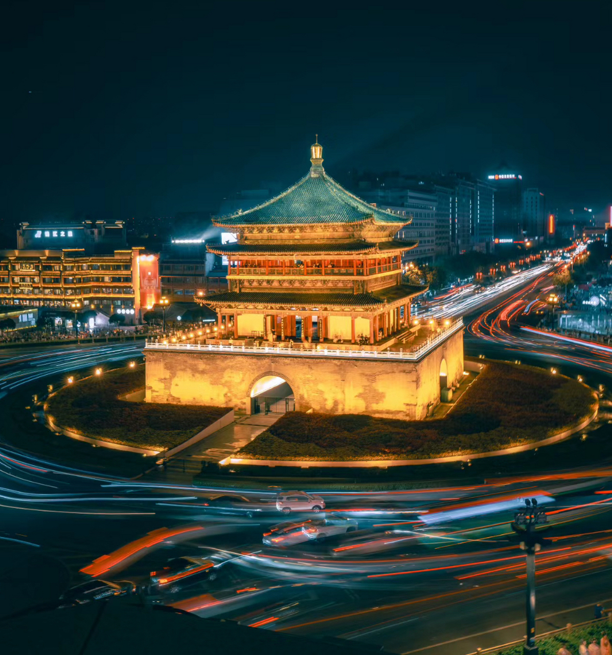 古城西安的钟楼雄伟壮观,钟楼的夜景也是非常美丽,很值得和朋友一起去