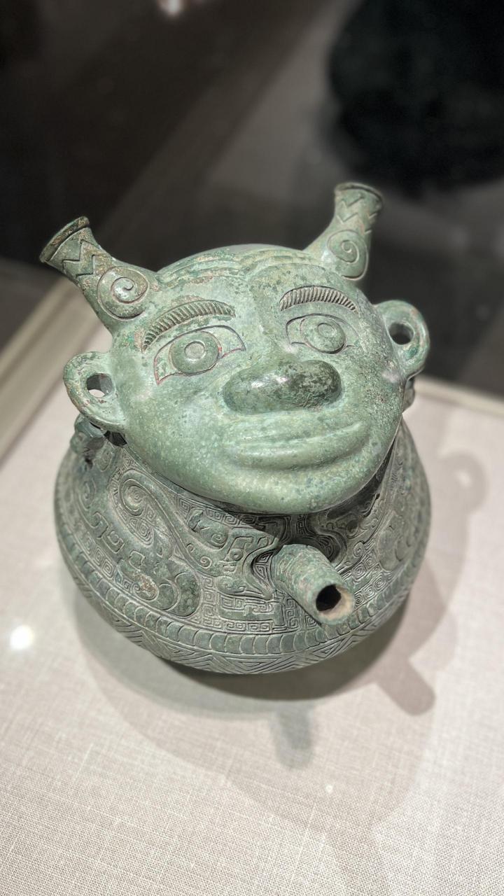 商晚期安阳青铜人面盉.