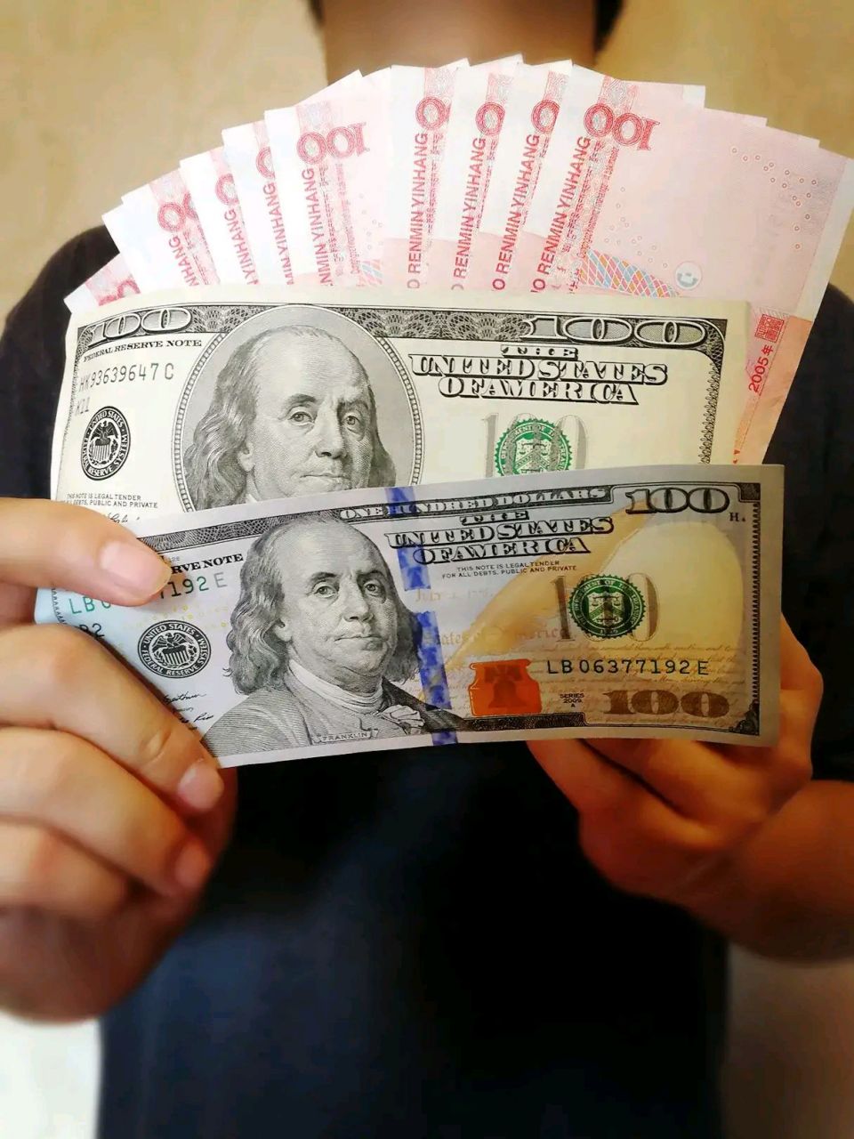 用七万块买一万美元 用一万美元可以买150万卢布 用150万卢布能换14万