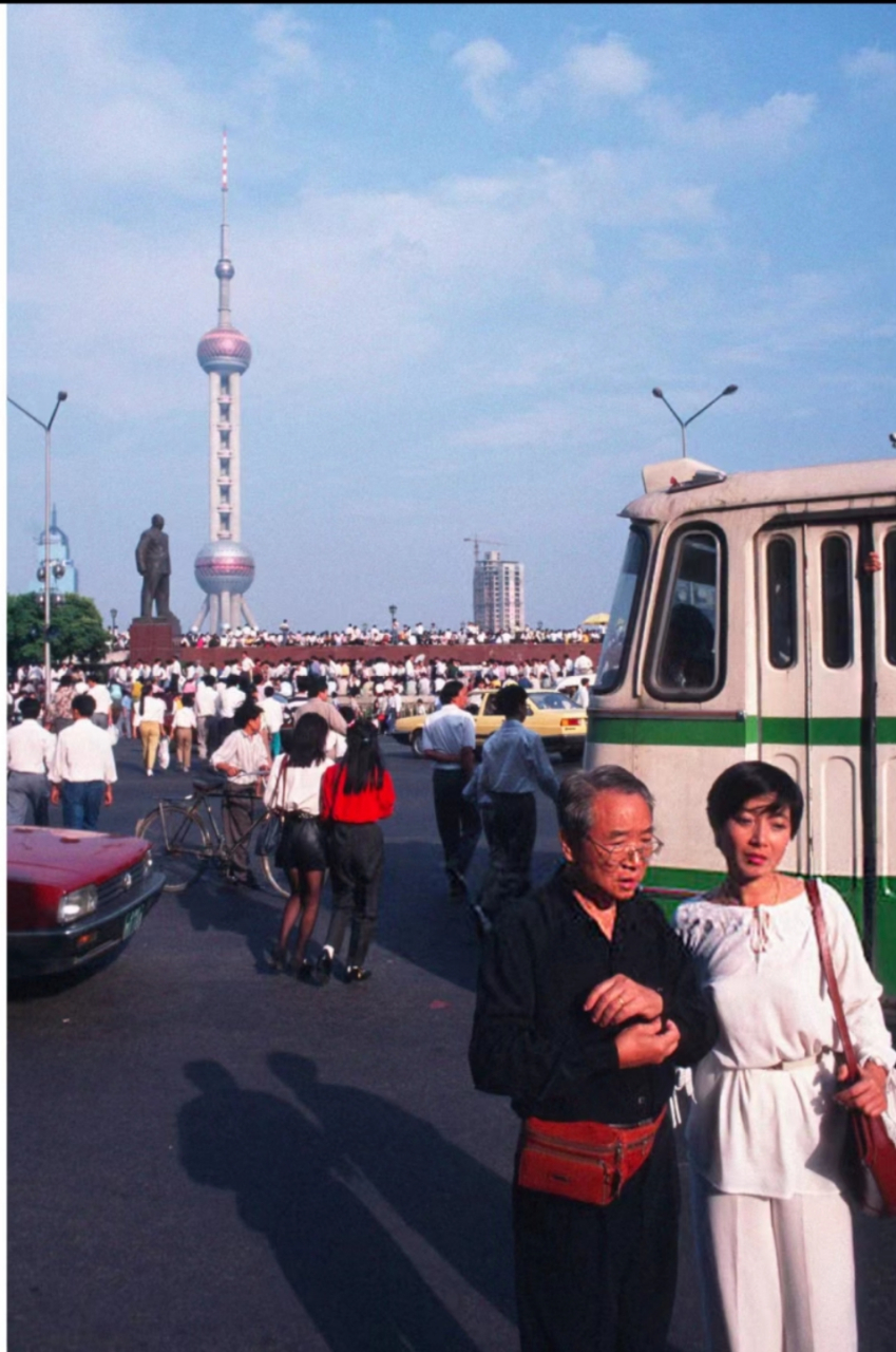 1995年,上海街头,上海外滩附近,来这里旅游的乘客很多,他们穿着朴素